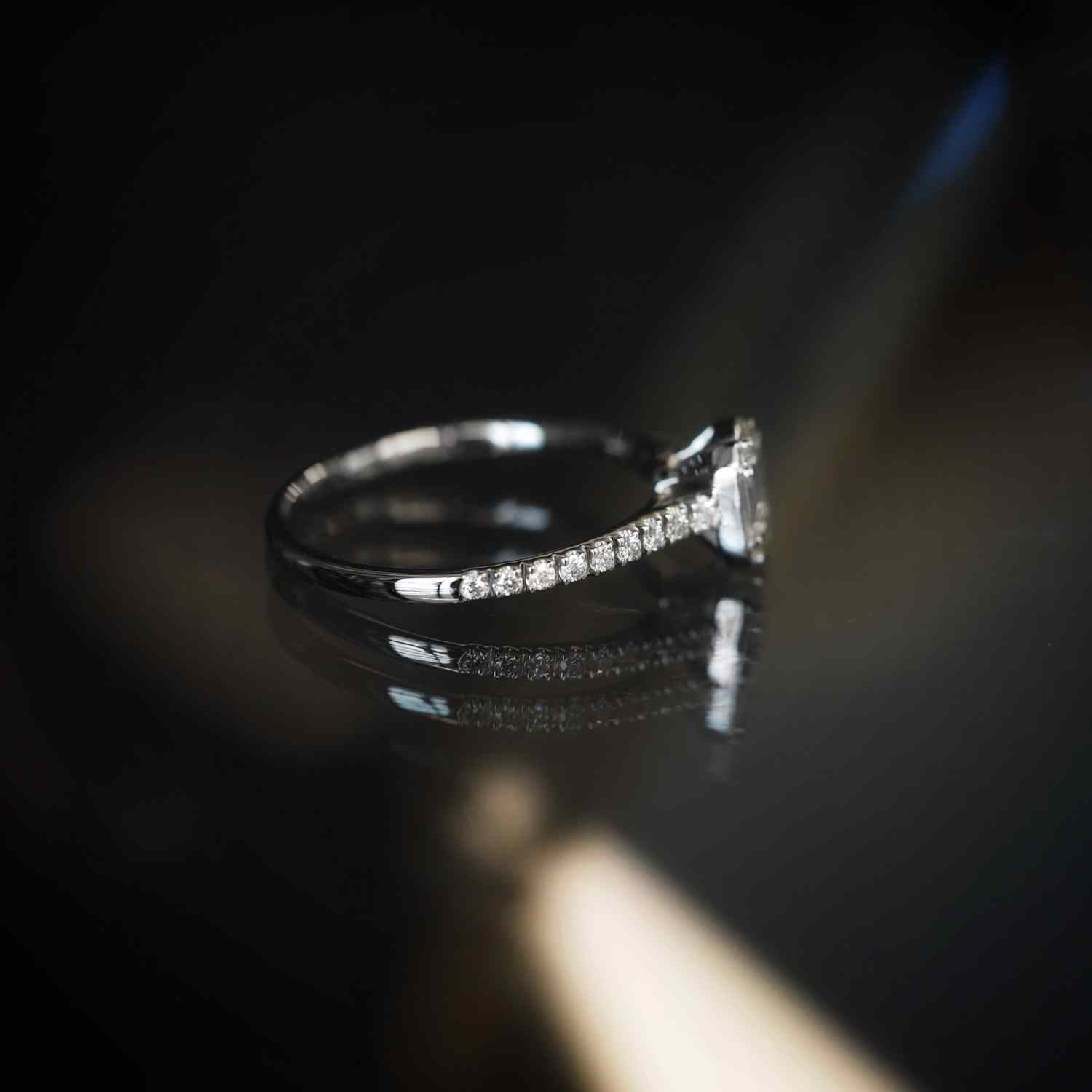 EVELYNE-M 54 METROPOLIS | Axis of Light Diamond White - Ring - 18 Karat Whitegold (ONE OF A KIND)