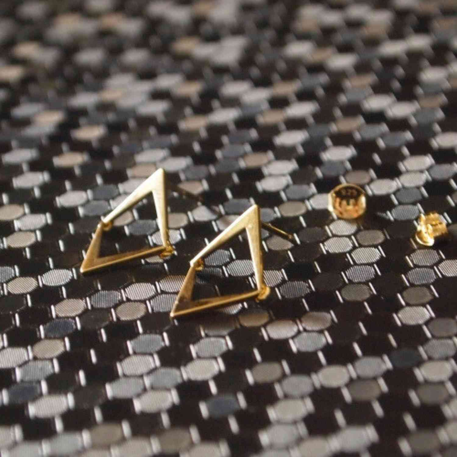 EVELYNE-M OPALIA | Arrow - Stud Earring - Gold