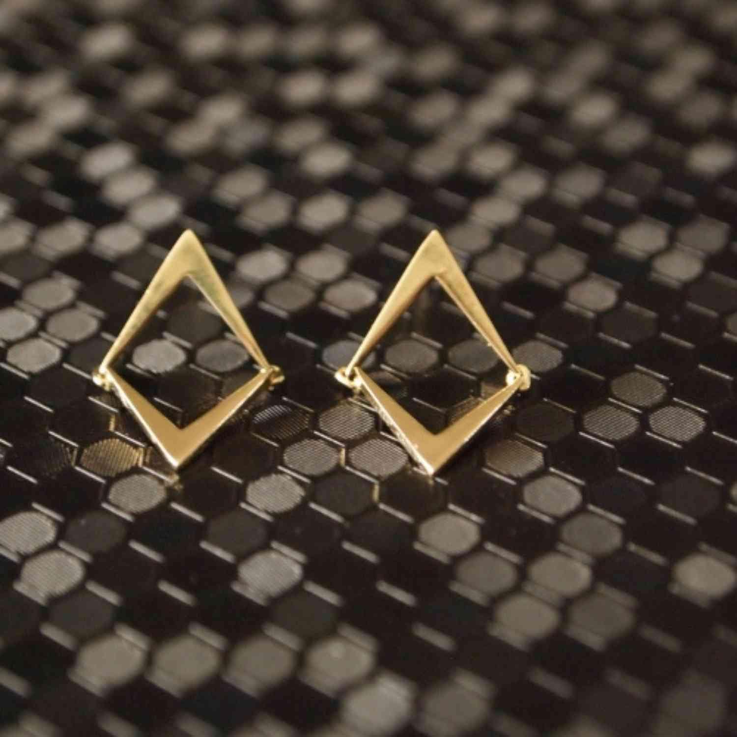 EVELYNE-M OPALIA | Arrow - Stud Earring - Gold