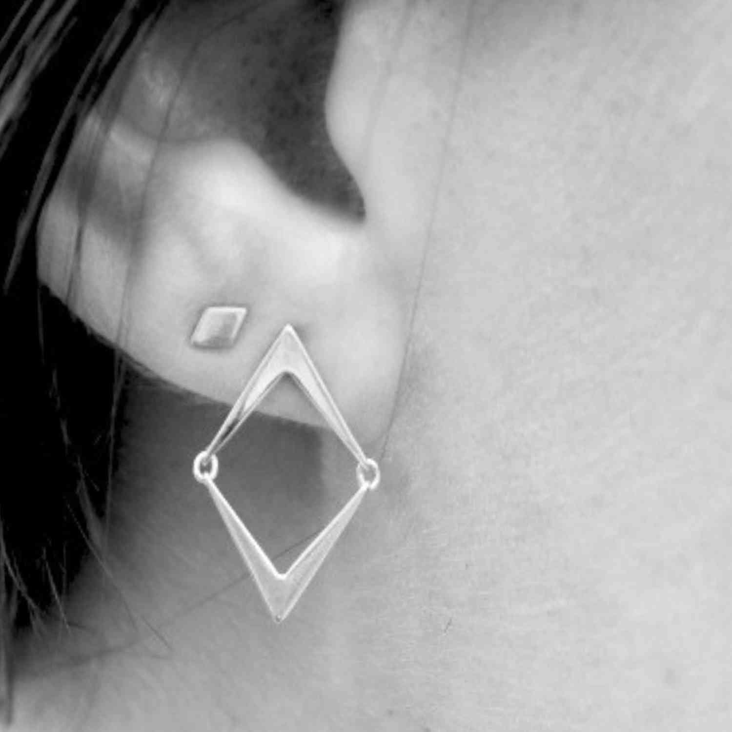 EVELYNE-M OPALIA | Arrow - Stud Earring - Silver