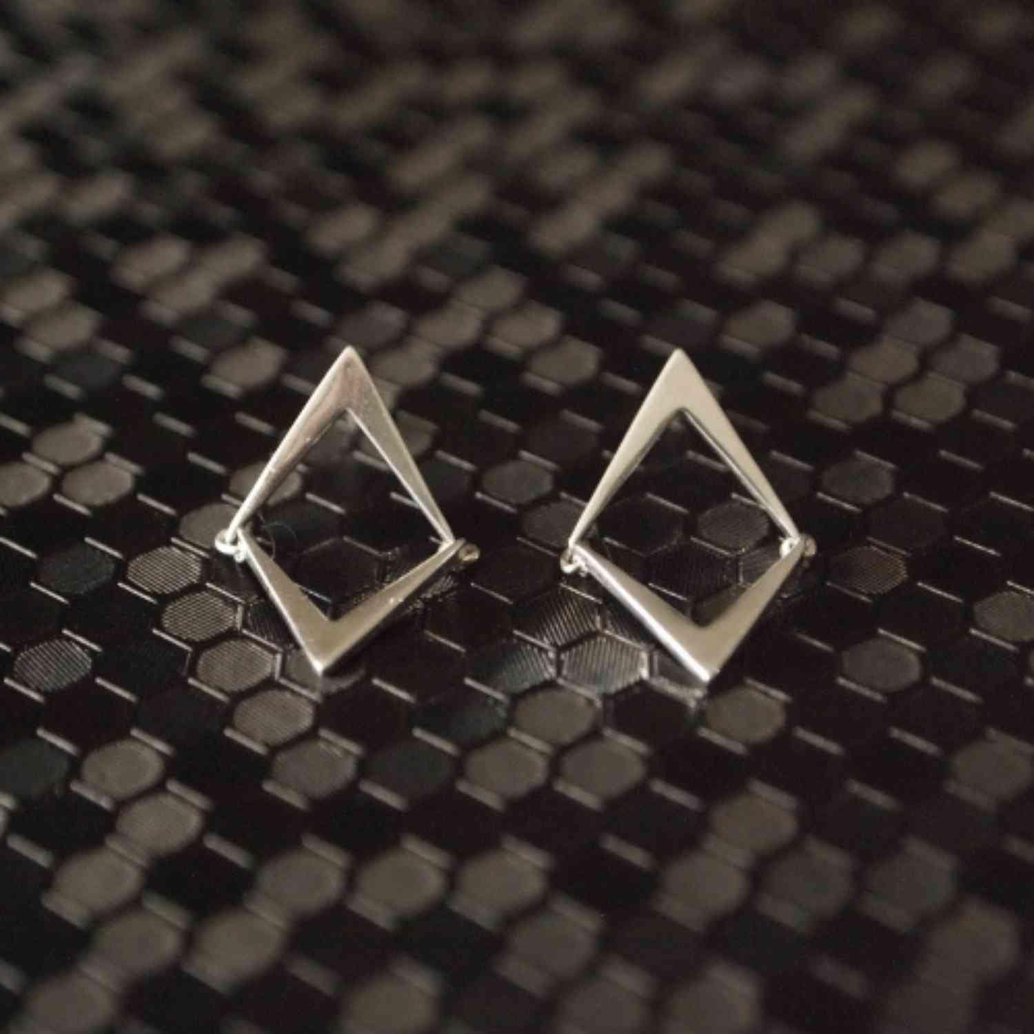 EVELYNE-M OPALIA | Arrow - Stud Earring - Silver