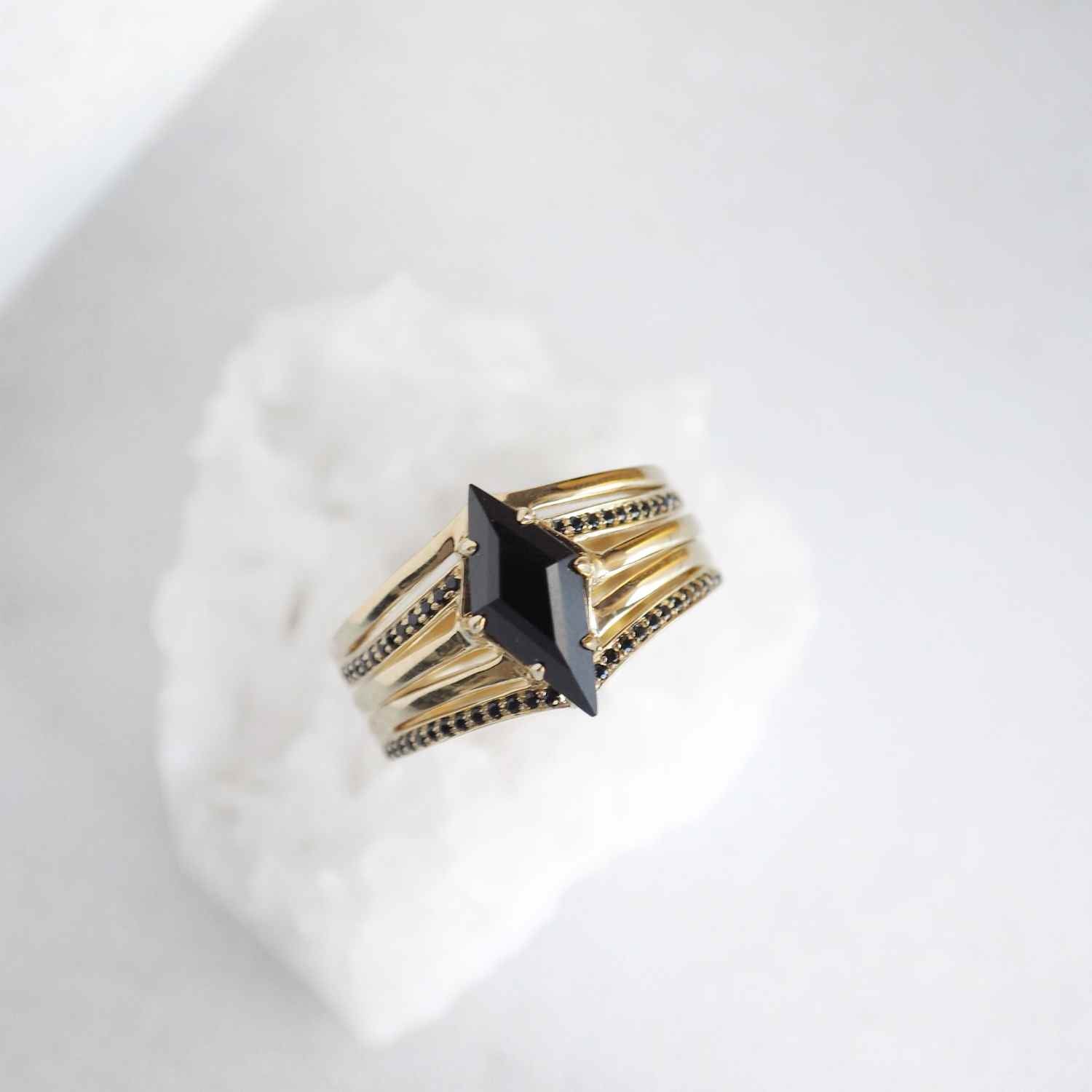 EVELYNE-M OPALIA | Evelyne`s Black Onyx Signum - Ring - 18 Karat Gold