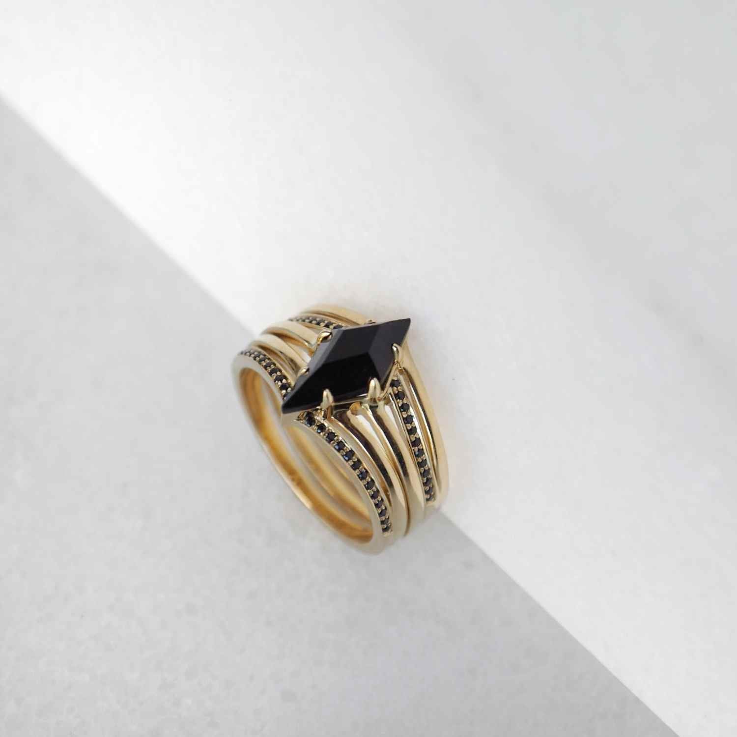 EVELYNE-M OPALIA | Evelyne`s Black Onyx Signum - Ring - 18 Karat Gold