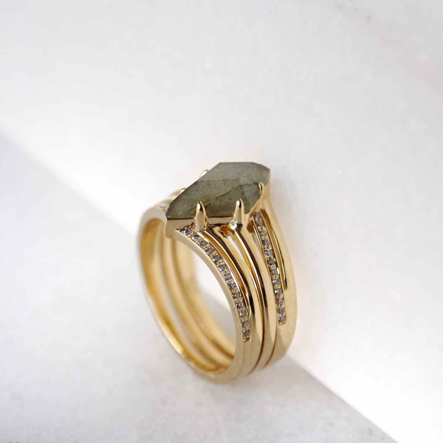 EVELYNE-M OPALIA | Evelyne`s Labradorite Signum - Ring - 18 Karat Gold