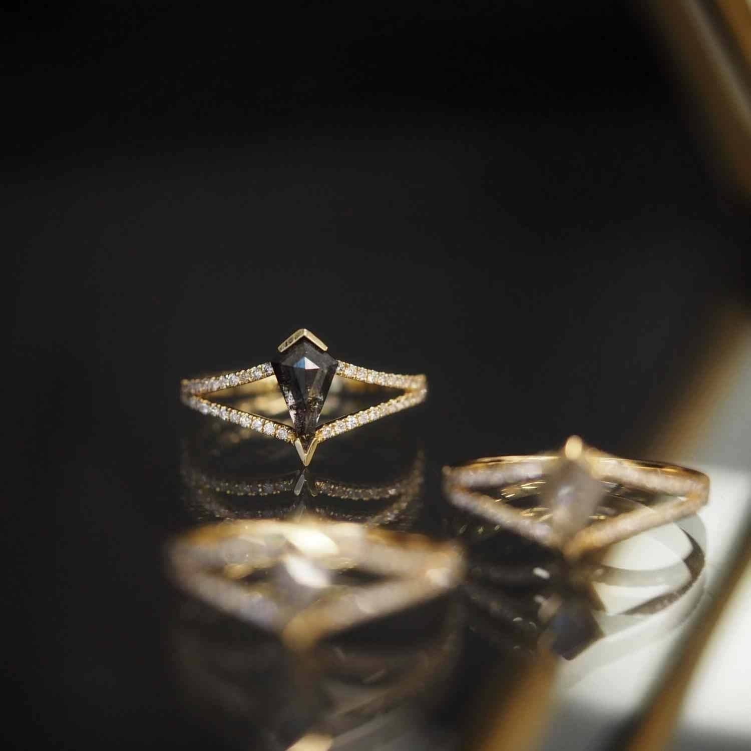 EVELYNE-M 50 OPALIA | Rhombus Split Black Rustic Diamond - Ring - 18 Karat Gold (ONE OF A KIND)