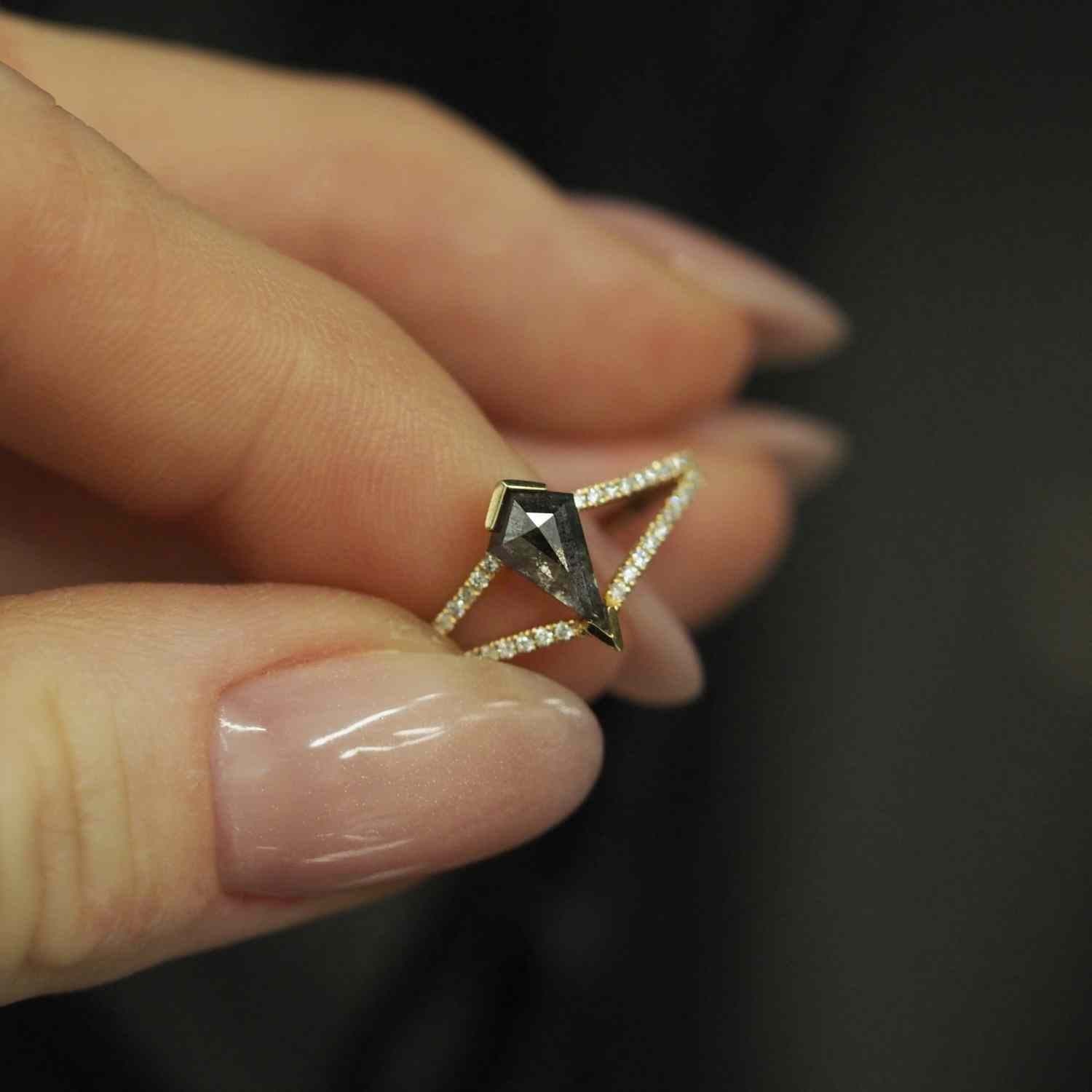 EVELYNE-M 50 OPALIA | Rhombus Split Black Rustic Diamond - Ring - 18 Karat Gold (ONE OF A KIND)