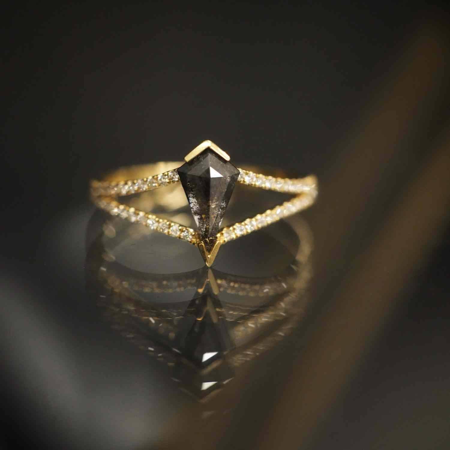 EVELYNE-M 50 OPALIA | Rhombus Split Black Rustic Diamond - Ring - 18 Karat Gold (ONE OF A KIND)