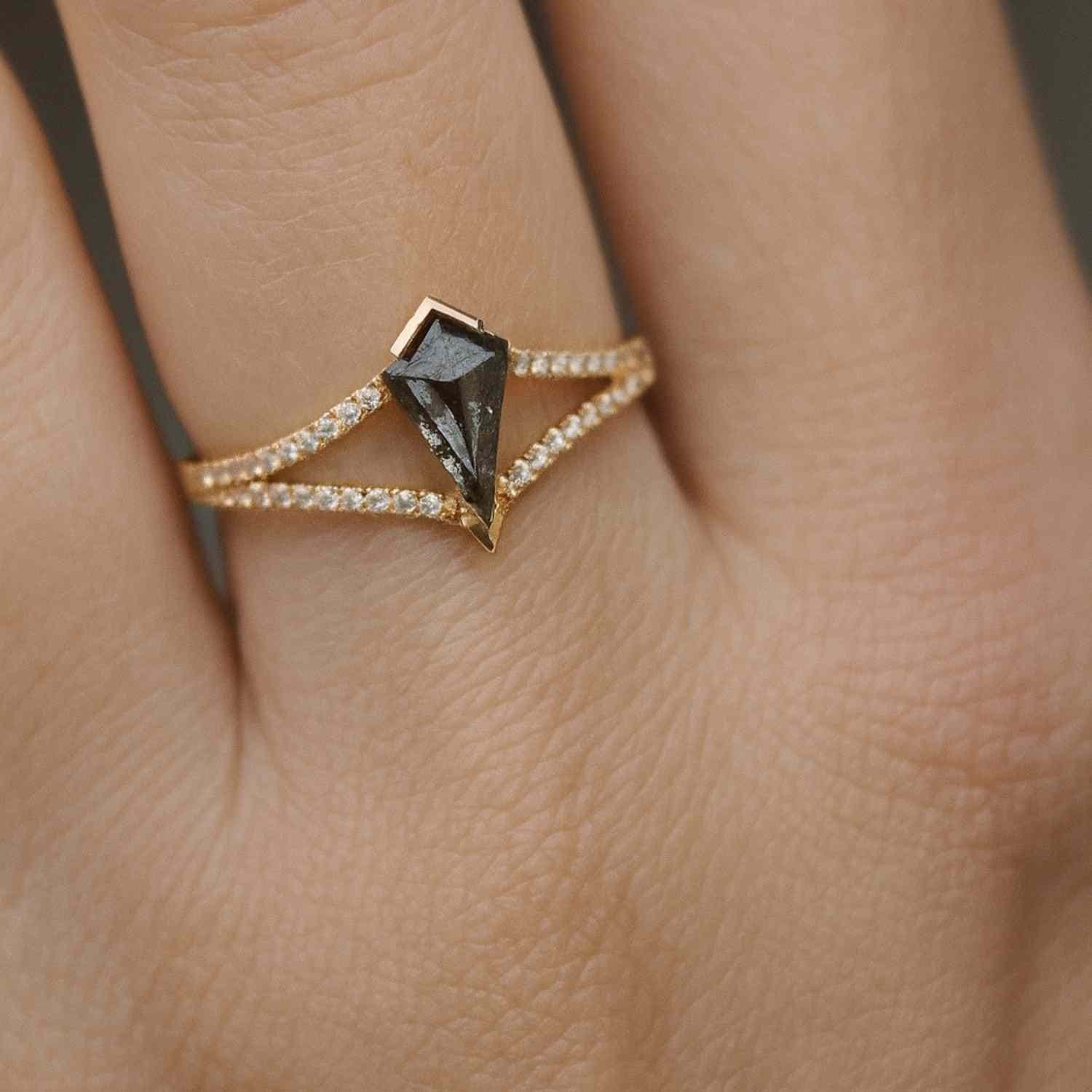EVELYNE-M 50 OPALIA | Rhombus Split Black Rustic Diamond - Ring - 18 Karat Gold (ONE OF A KIND)