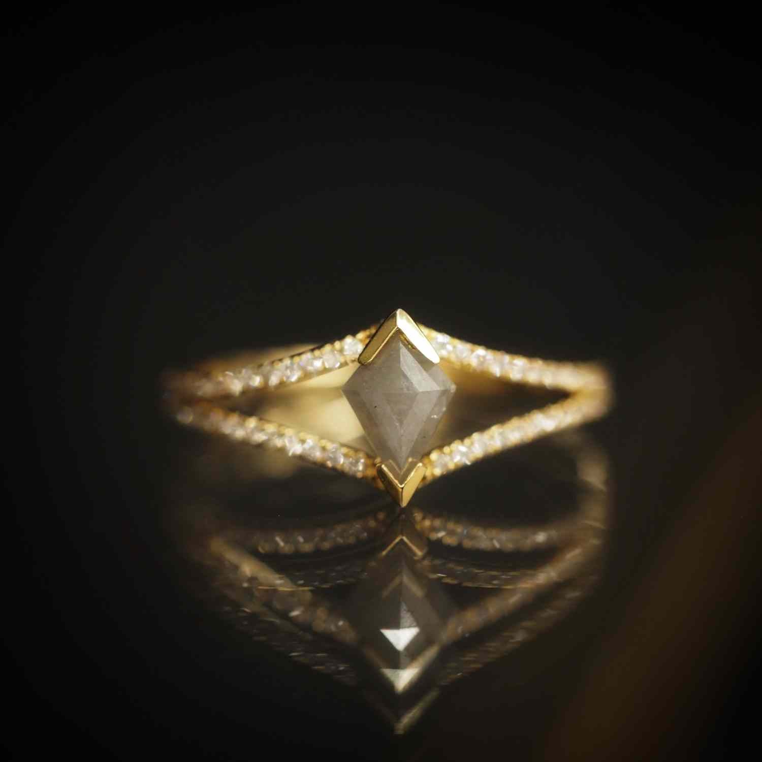 EVELYNE-M 54 OPALIA | Rhombus Split Grey Rustic Diamond - Ring - 18 Karat Gold (ONE OF A KIND)