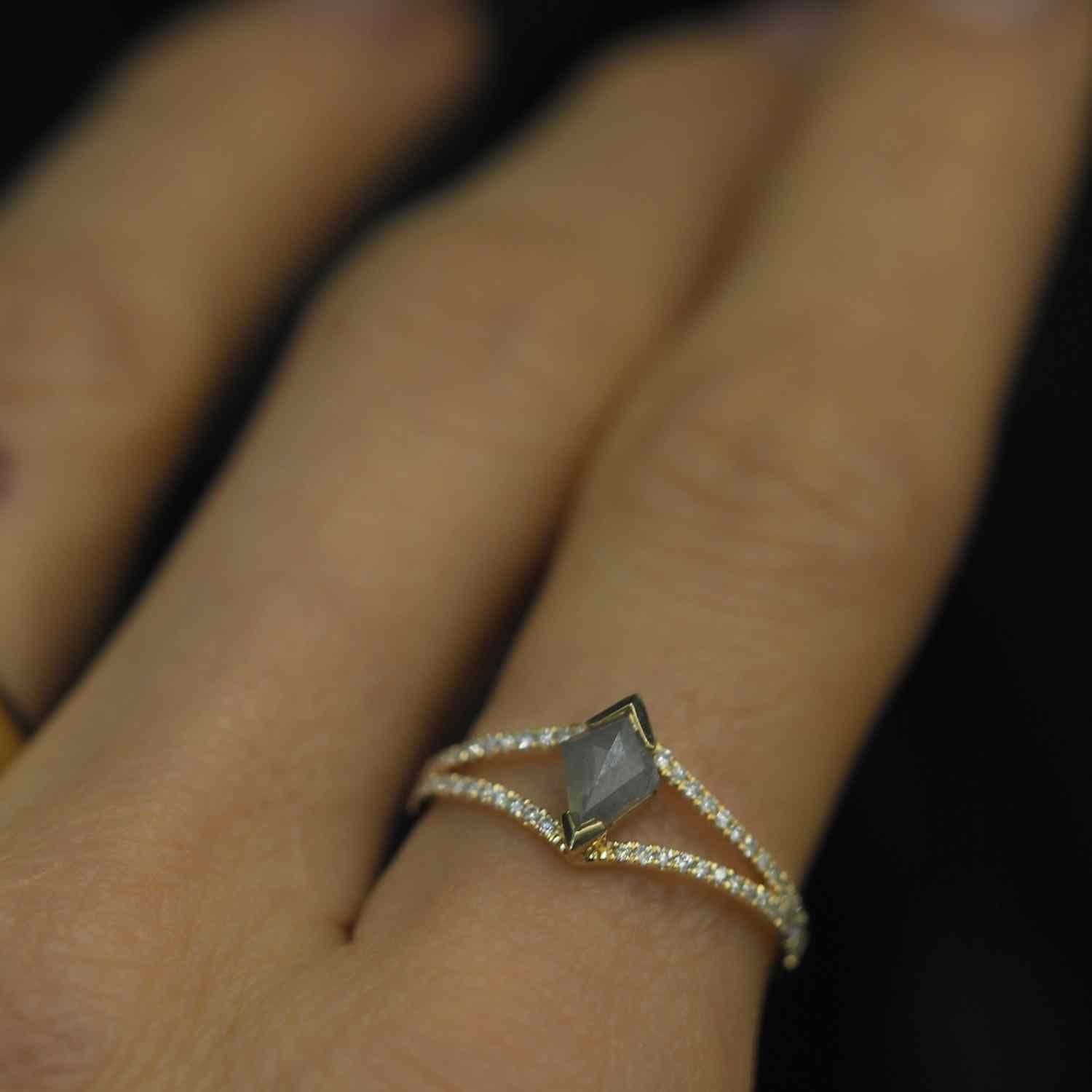EVELYNE-M 54 OPALIA | Rhombus Split Grey Rustic Diamond - Ring - 18 Karat Gold (ONE OF A KIND)