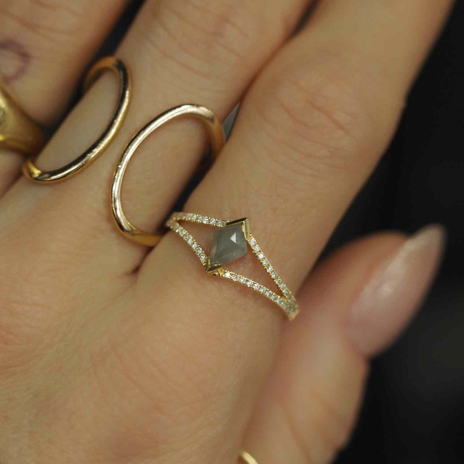 EVELYNE-M 54 OPALIA | Rhombus Split Grey Rustic Diamond - Ring - 18 Karat Gold (ONE OF A KIND)