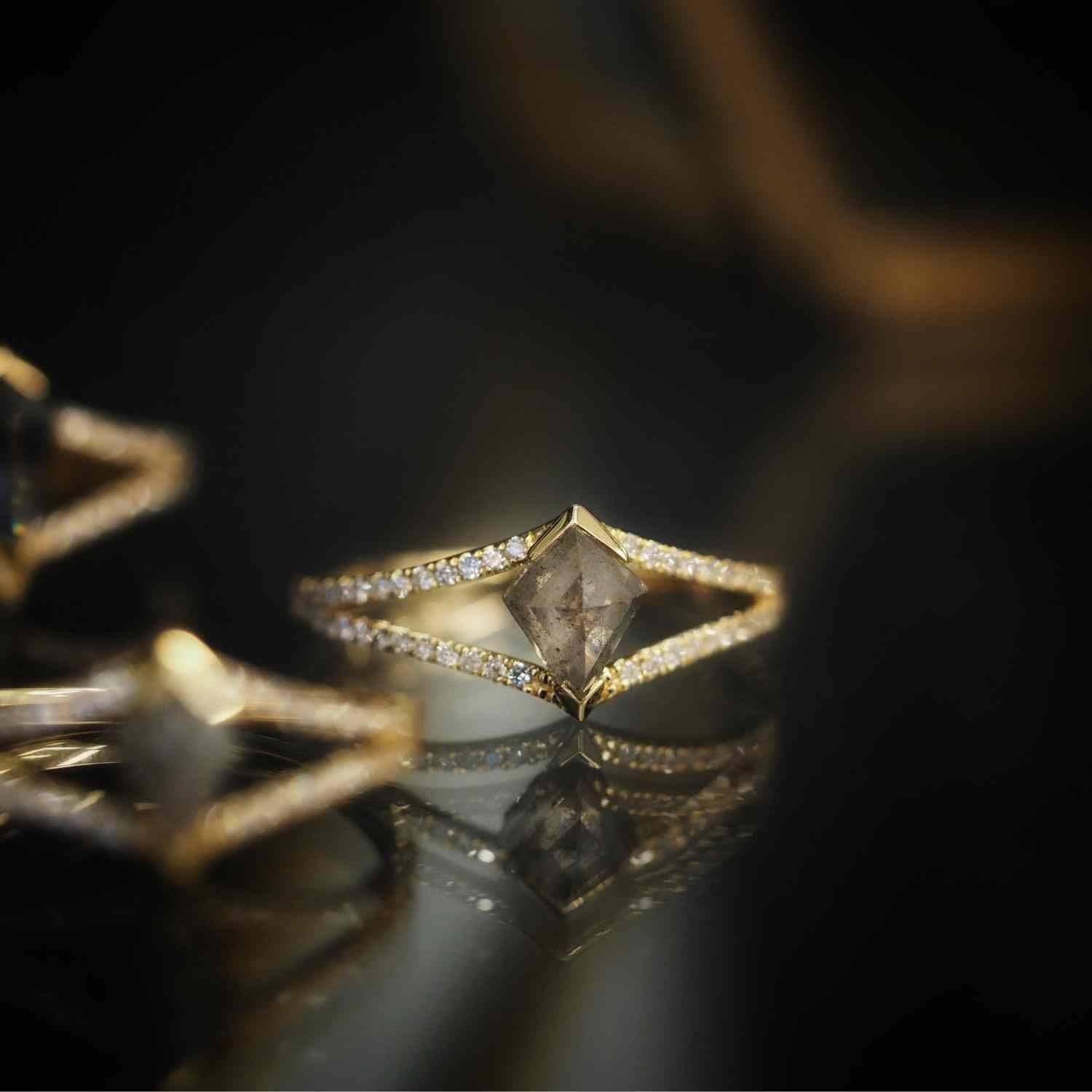 EVELYNE-M 52 OPALIA | Rhombus Split Warmgrey Rustic Diamond - Ring - 18 Karat Gold (ONE OF A KIND)