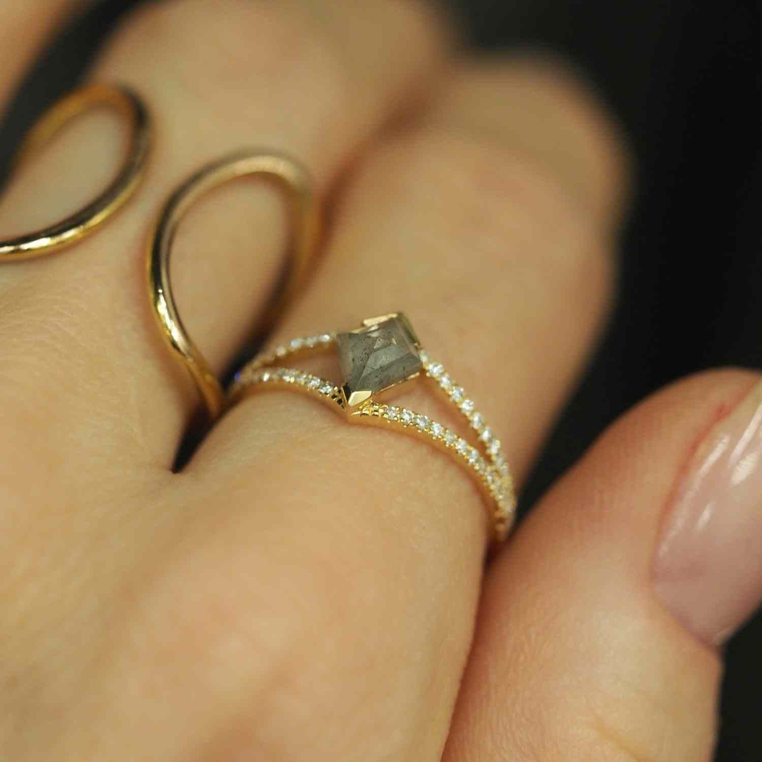 EVELYNE-M 52 OPALIA | Rhombus Split Warmgrey Rustic Diamond - Ring - 18 Karat Gold (ONE OF A KIND)