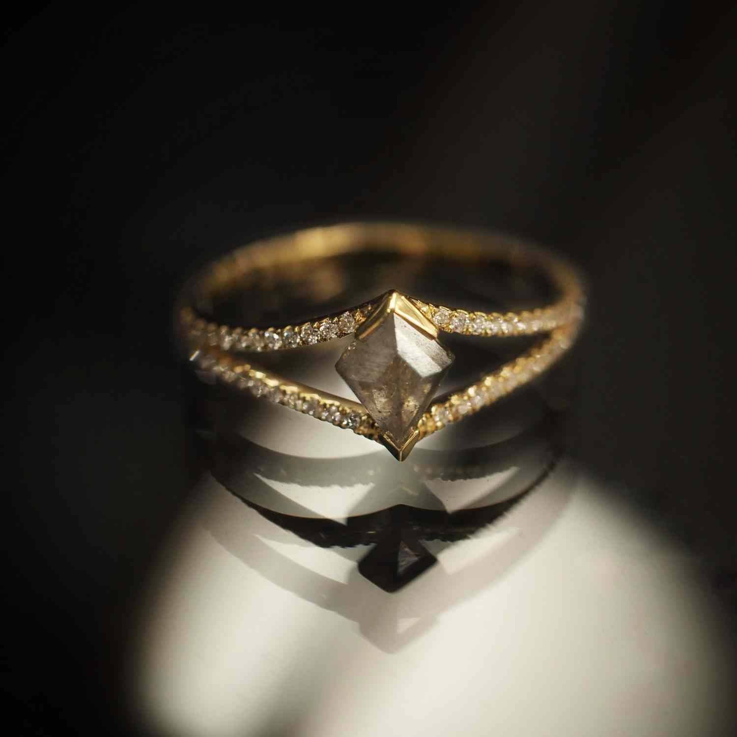 EVELYNE-M 52 OPALIA | Rhombus Split Warmgrey Rustic Diamond - Ring - 18 Karat Gold (ONE OF A KIND)
