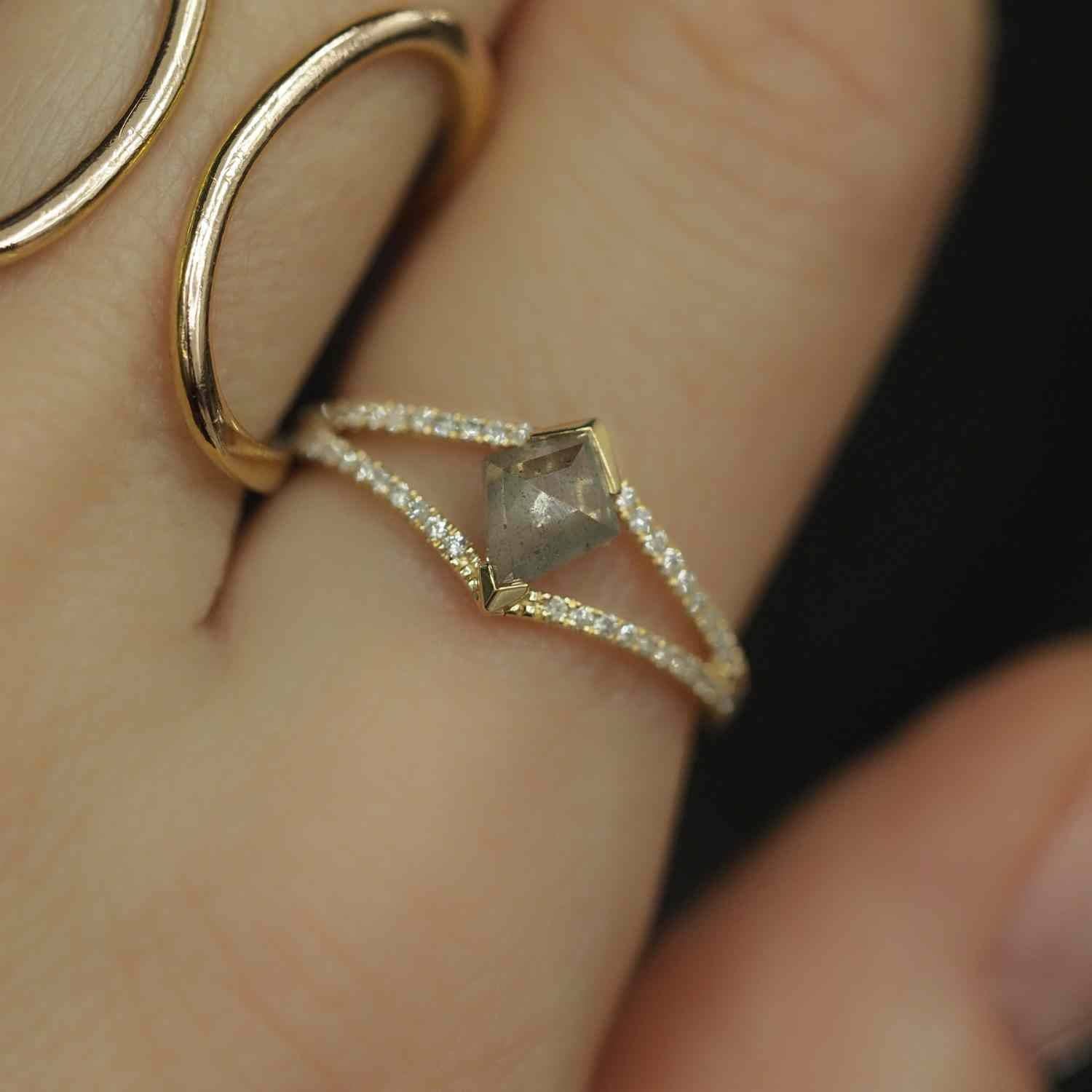 EVELYNE-M 52 OPALIA | Rhombus Split Warmgrey Rustic Diamond - Ring - 18 Karat Gold (ONE OF A KIND)