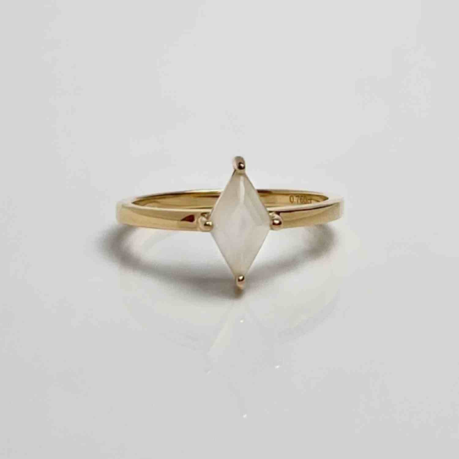 EVELYNE-M OPALIA | Rhombus White Moonstone - Ring - 18 Karat Gold