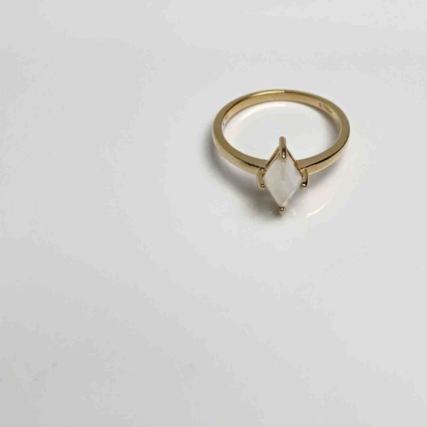 EVELYNE-M OPALIA | Rhombus White Moonstone - Ring - 18 Karat Gold