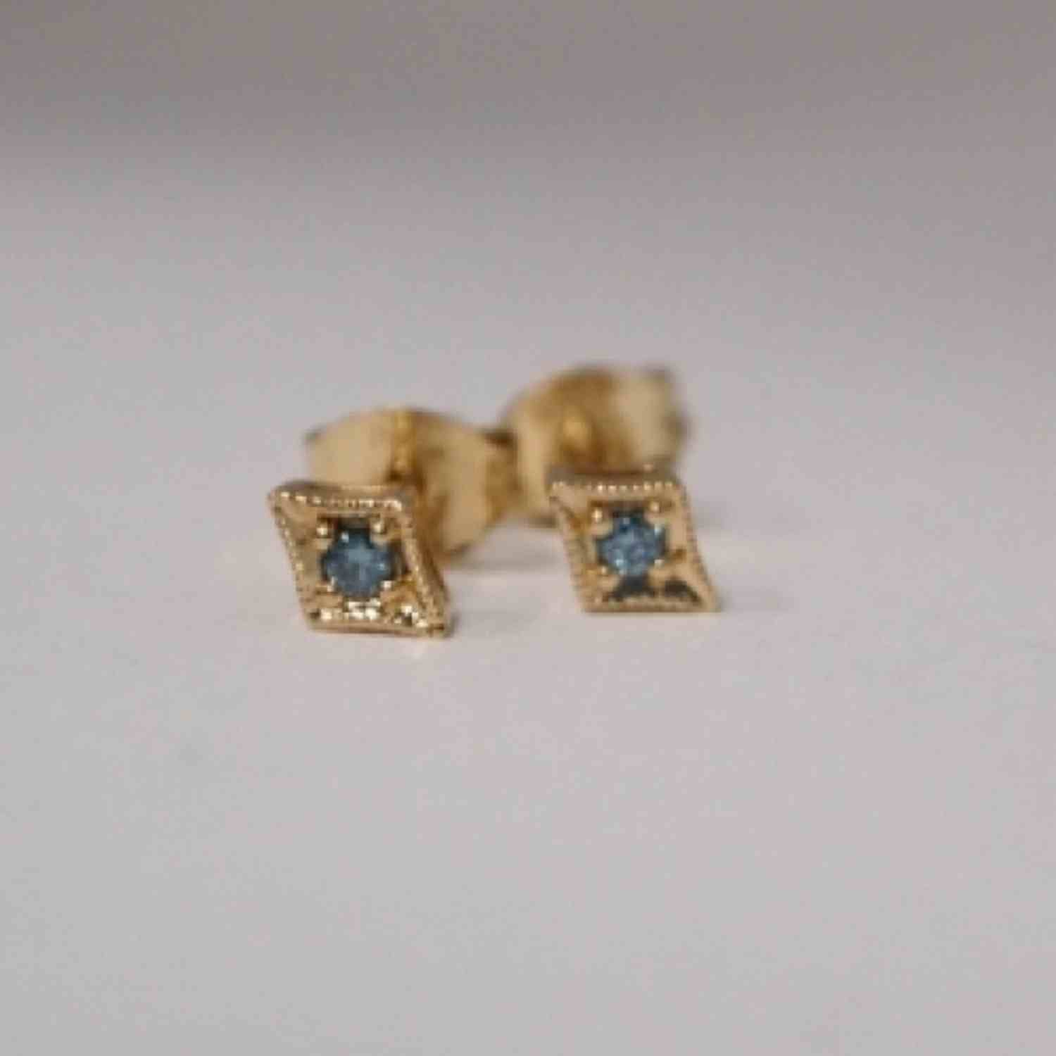 EVELYNE-M OPALIA | Vintage Rhombus Blue Diamond - Stud Earring - 18 Karat Gold