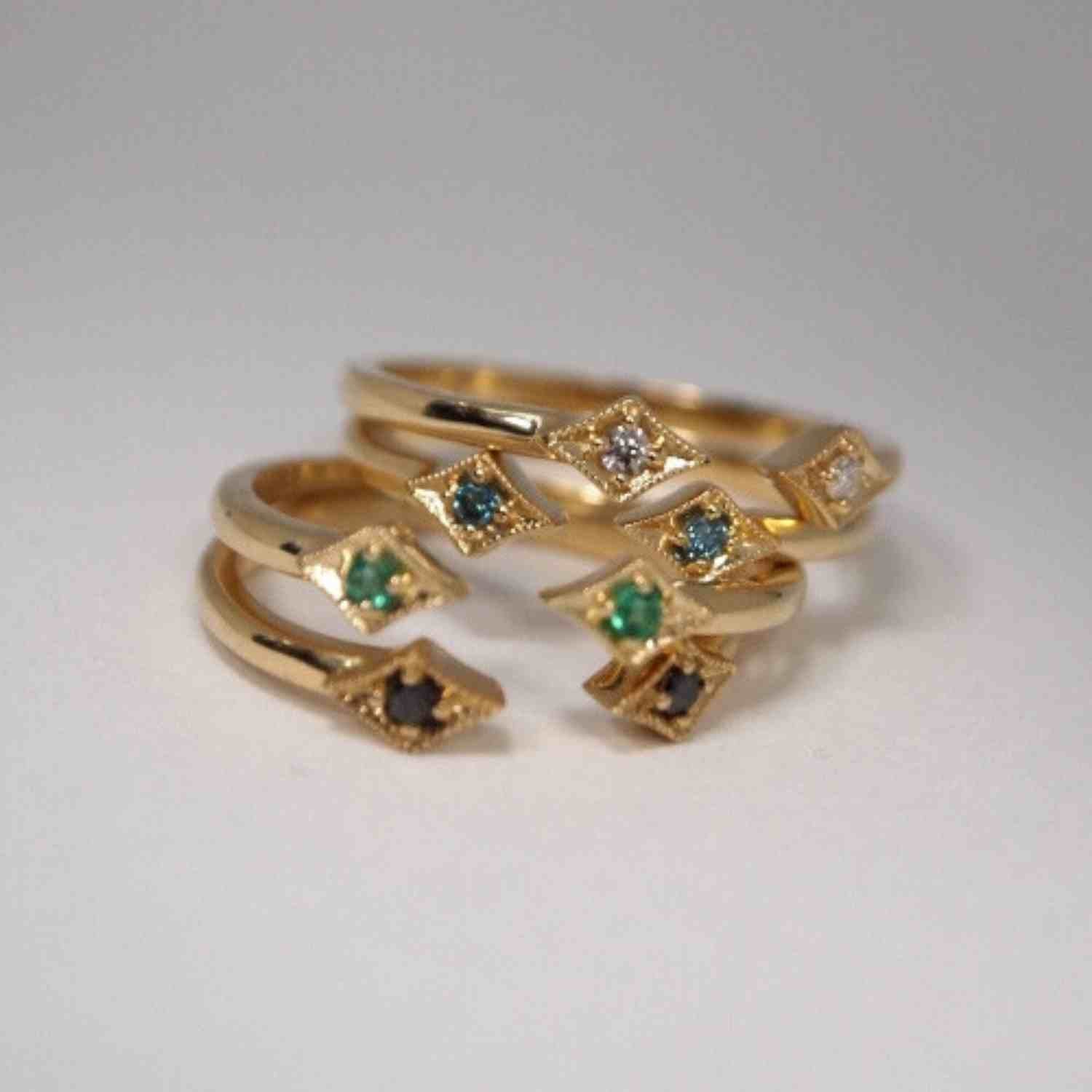 EVELYNE-M OPALIA | Vintage Rhombus Emerald - Ring - 18 Karat Gold