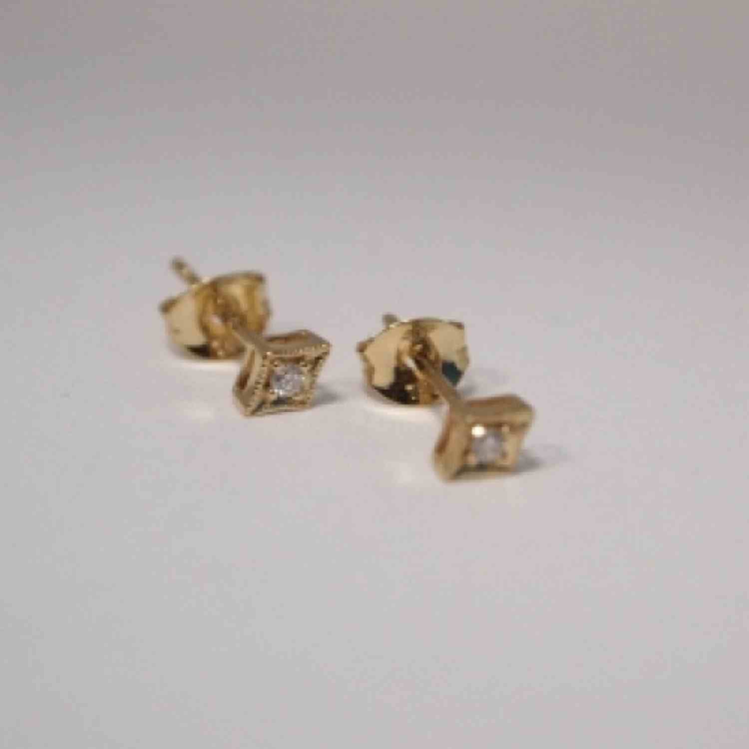 EVELYNE-M OPALIA | Vintage Rhombus White Diamond - Stud Earring - 18 Karat Gold