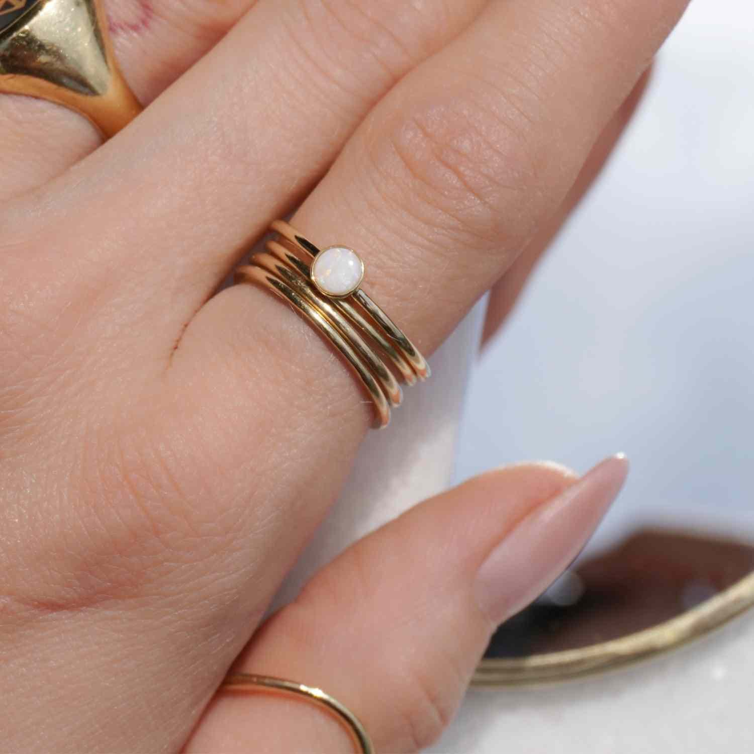 EVELYNE-M PETIT POINT | White Fire Opal - Ring - 18 Karat Gold