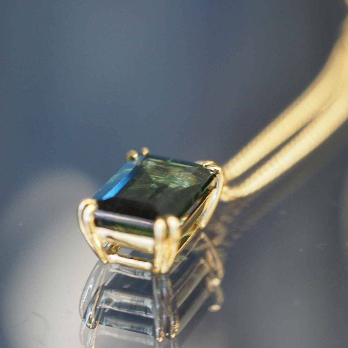 EVELYNE-M Pendant SMILODON | Apatite Green Talisman - Pendant - 18 Karat Gold (ONE OF A KIND)