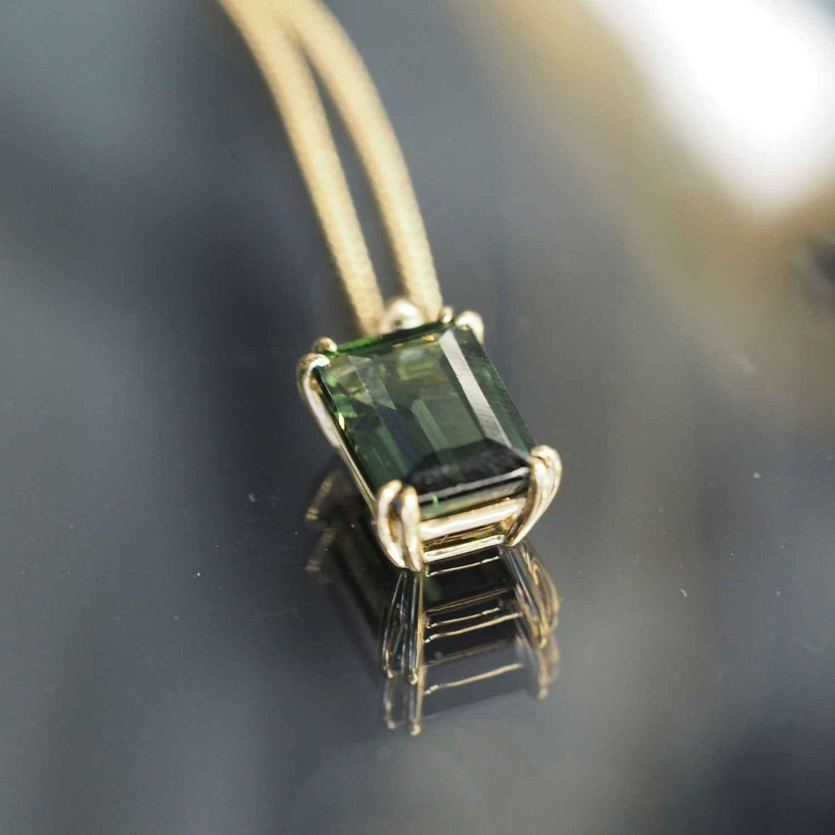 EVELYNE-M Pendant SMILODON | Apatite Green Talisman - Pendant - 18 Karat Gold (ONE OF A KIND)