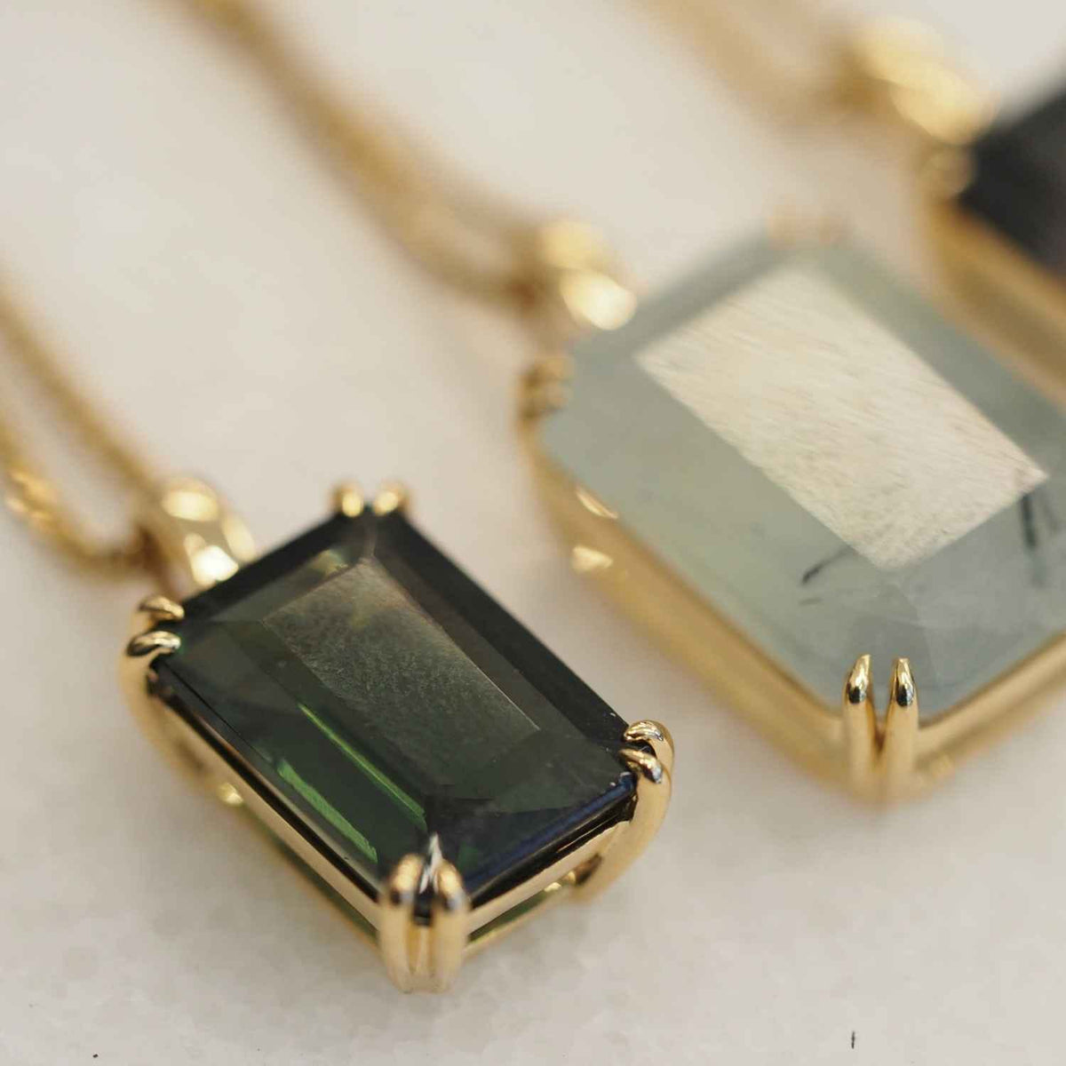 EVELYNE-M Pendant SMILODON | Apatite Green Talisman - Pendant - 18 Karat Gold (ONE OF A KIND)