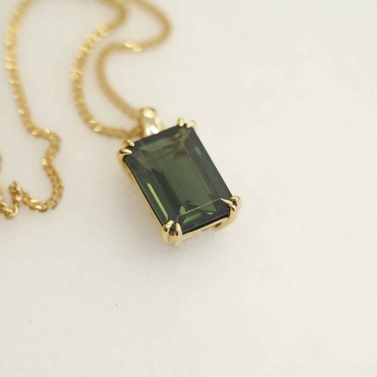 EVELYNE-M Pendant SMILODON | Apatite Green Talisman - Pendant - 18 Karat Gold (ONE OF A KIND)