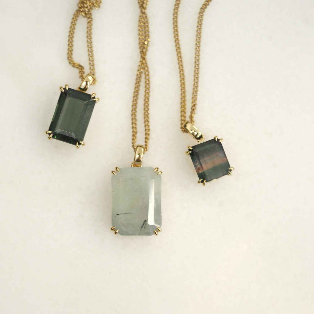 EVELYNE-M Pendant SMILODON | Apatite Green Talisman - Pendant - 18 Karat Gold (ONE OF A KIND)