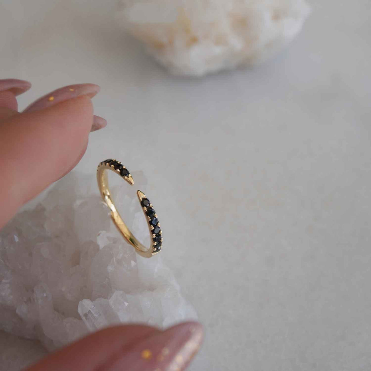 EVELYNE-M SMILODON | Claw Black Onyx - Ring - 18 Karat Gold