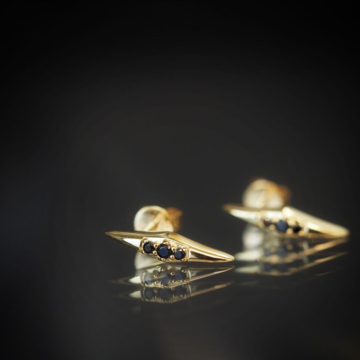 EVELYNE-M SMILODON | Claw Black Onyx - Stud Earring - 18 Karat Gold