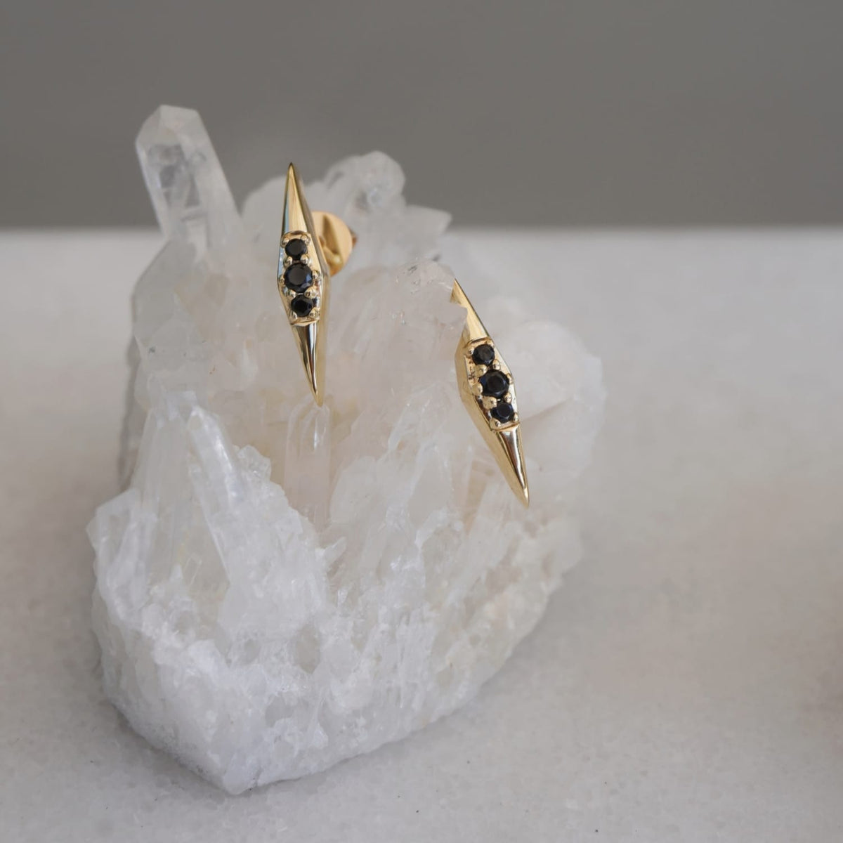 EVELYNE-M SMILODON | Claw Black Onyx - Stud Earring - 18 Karat Gold