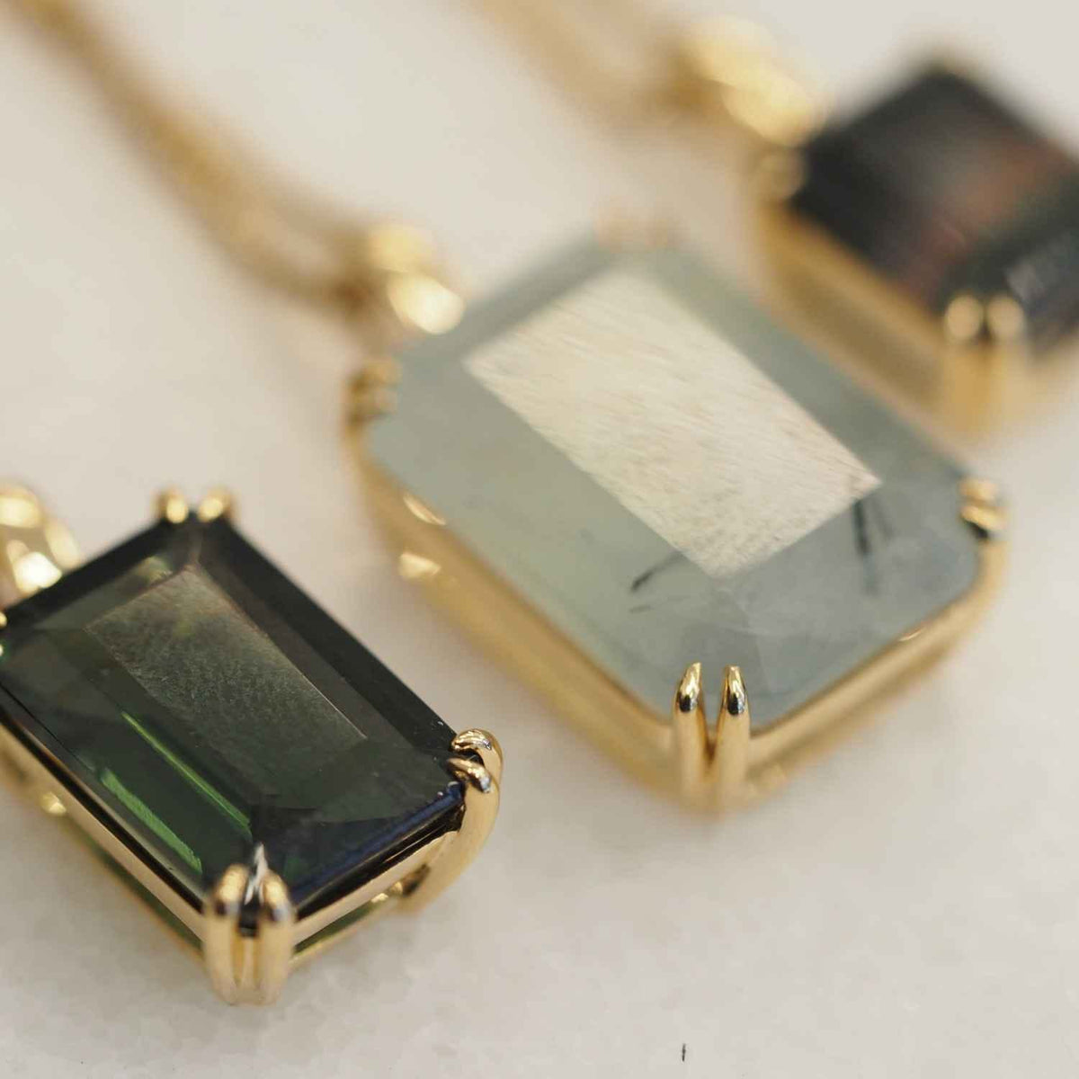 EVELYNE-M Pendant SMILODON | Prehnite Talisman - Pendant - 18 Karat Gold (ONE OF A KIND)