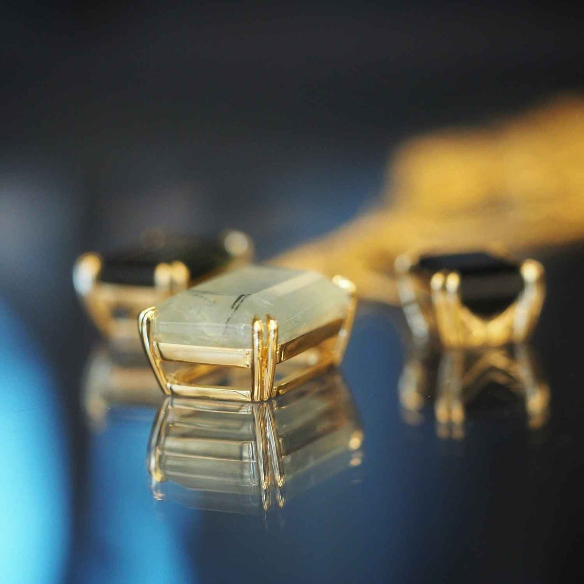 EVELYNE-M Pendant SMILODON | Prehnite Talisman - Pendant - 18 Karat Gold (ONE OF A KIND)