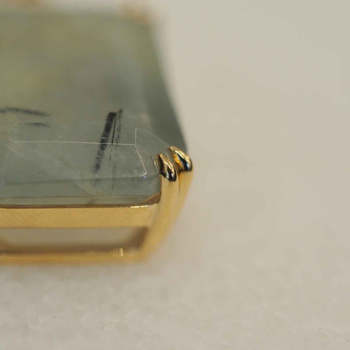 EVELYNE-M Pendant SMILODON | Prehnite Talisman - Pendant - 18 Karat Gold (ONE OF A KIND)