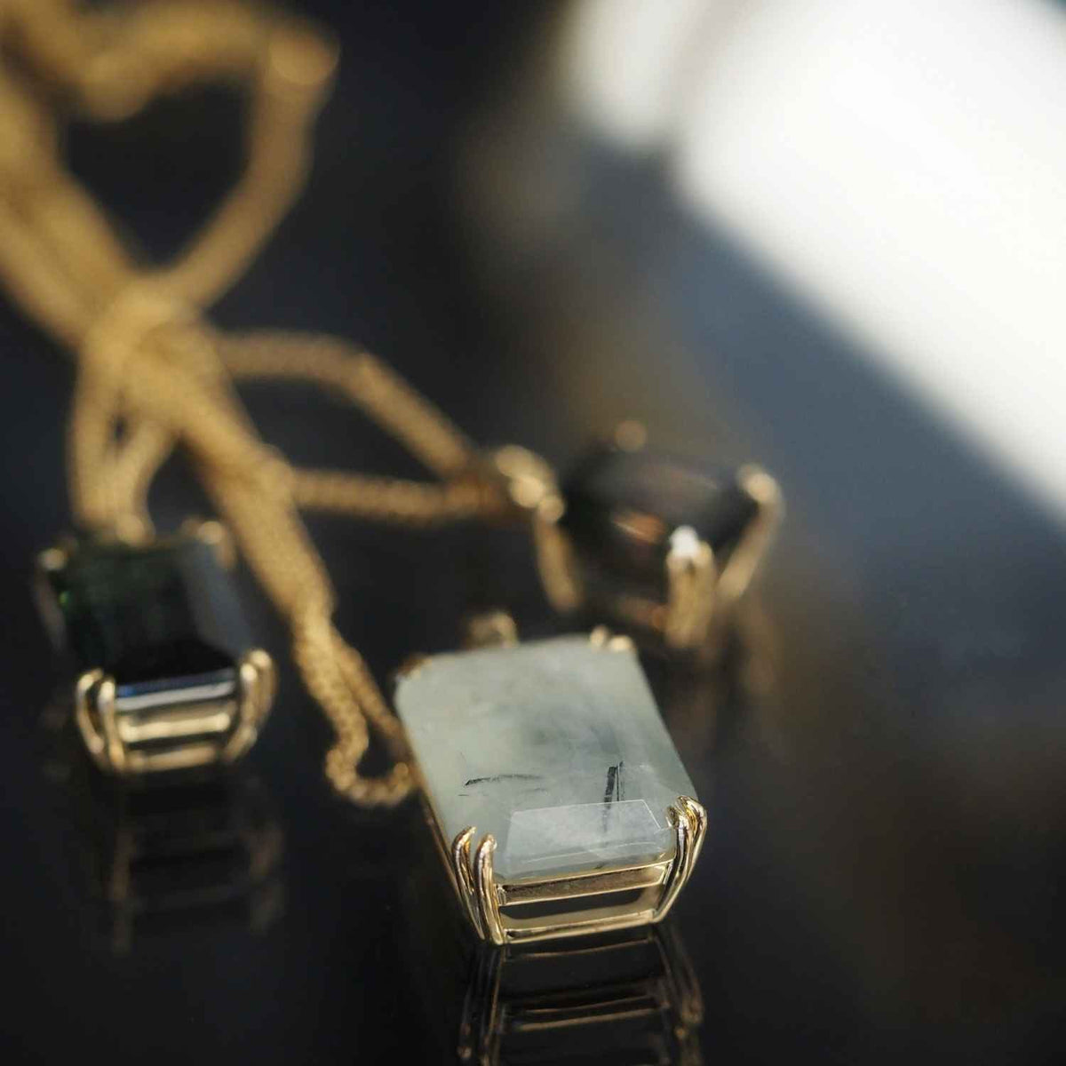 EVELYNE-M Pendant SMILODON | Prehnite Talisman - Pendant - 18 Karat Gold (ONE OF A KIND)