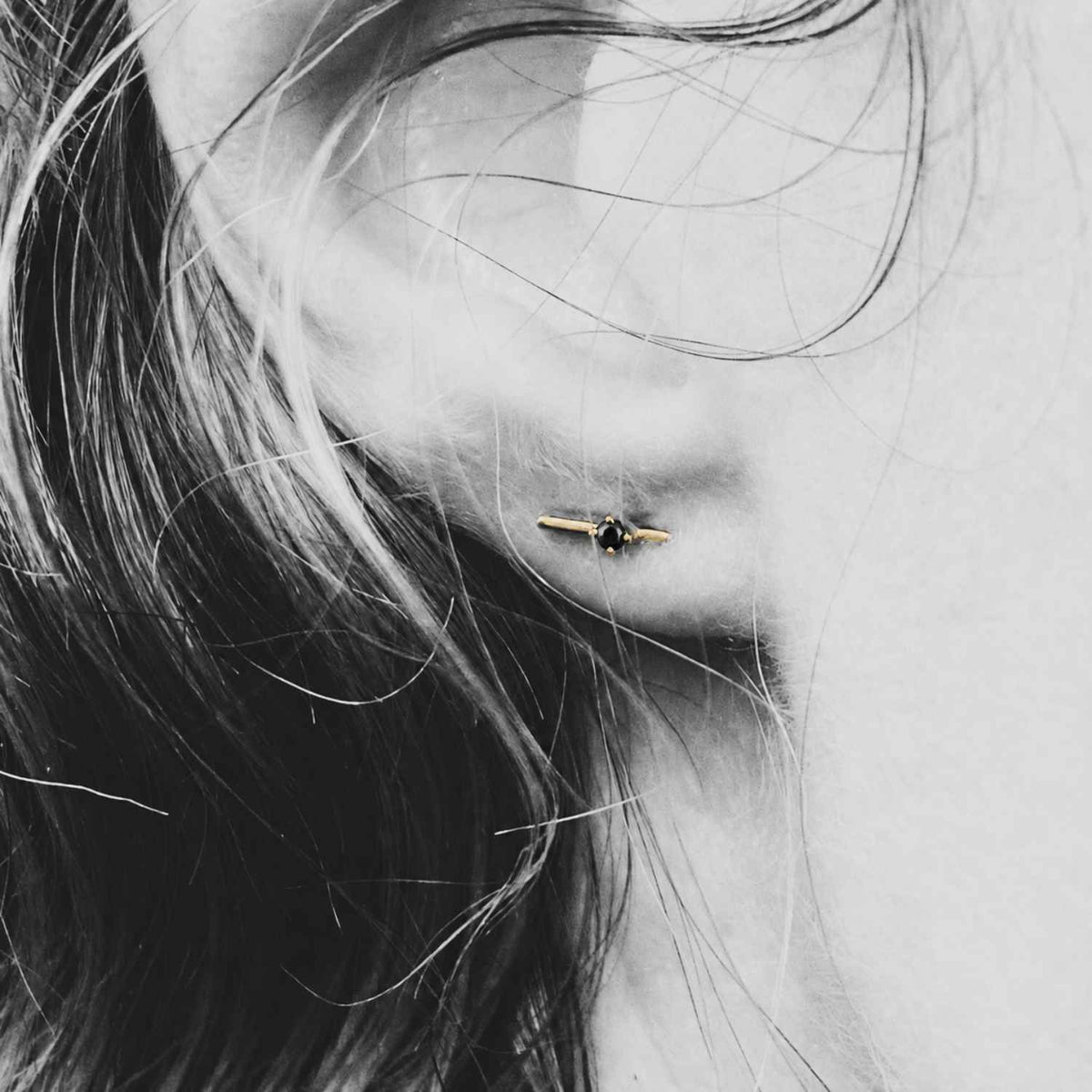 EVELYNE-M SMILODON | Sting Diamond Black - Stud Earring - 18 Karat Gold