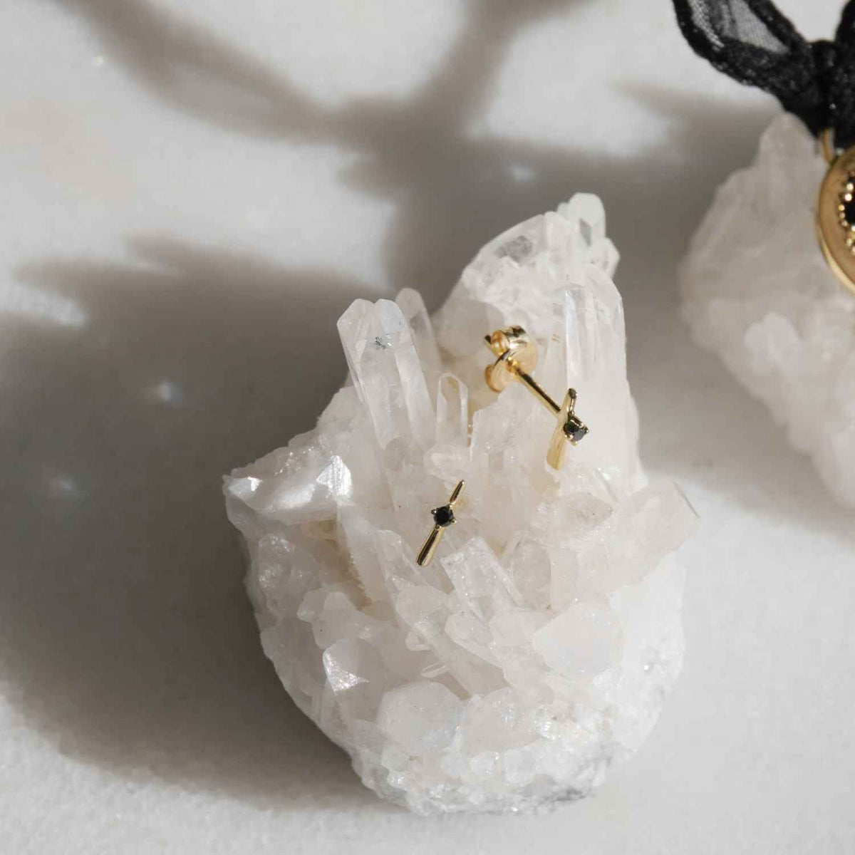 EVELYNE-M SMILODON | Sting Diamond Black - Stud Earring - 18 Karat Gold