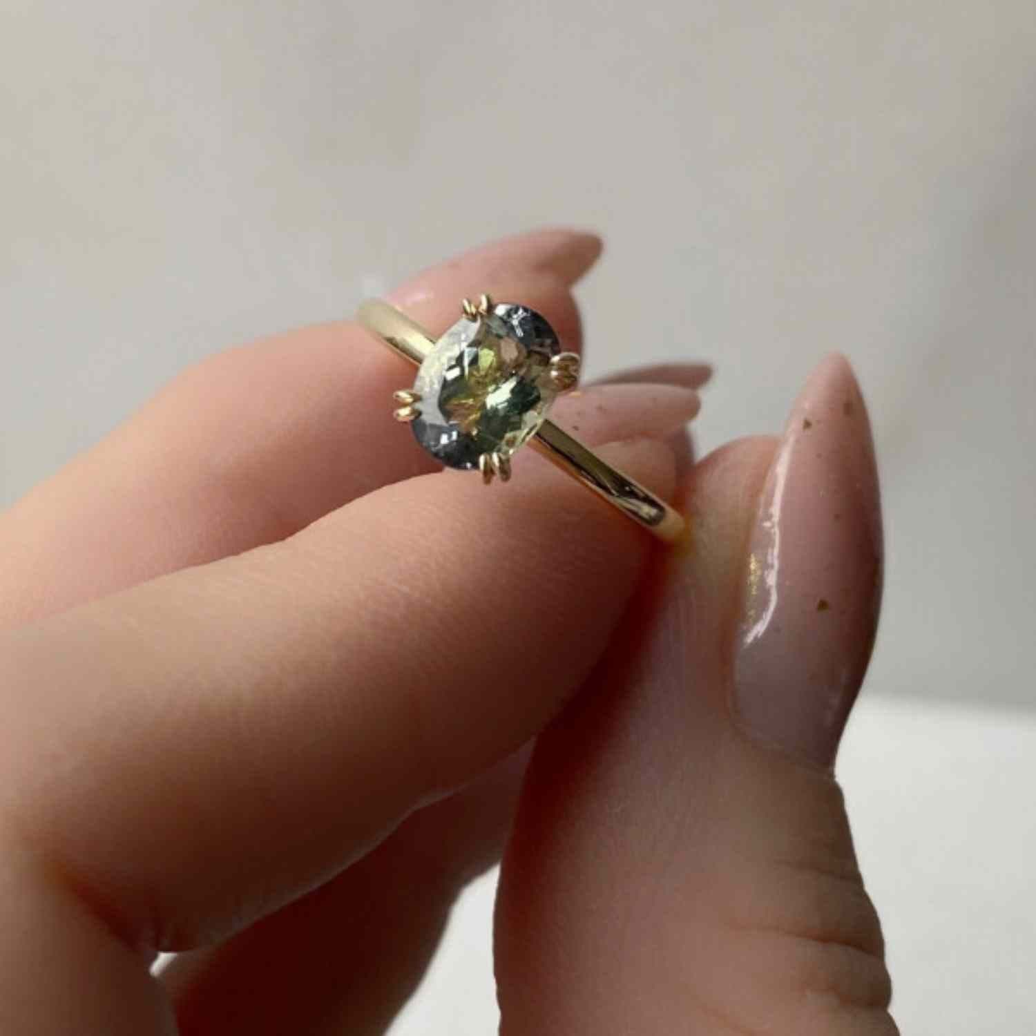 EVELYNE-M 52 SMILODON | Zoisite Moss Green Solitaire - Ring - 18 Karat Gold (ONE OF A KIND)