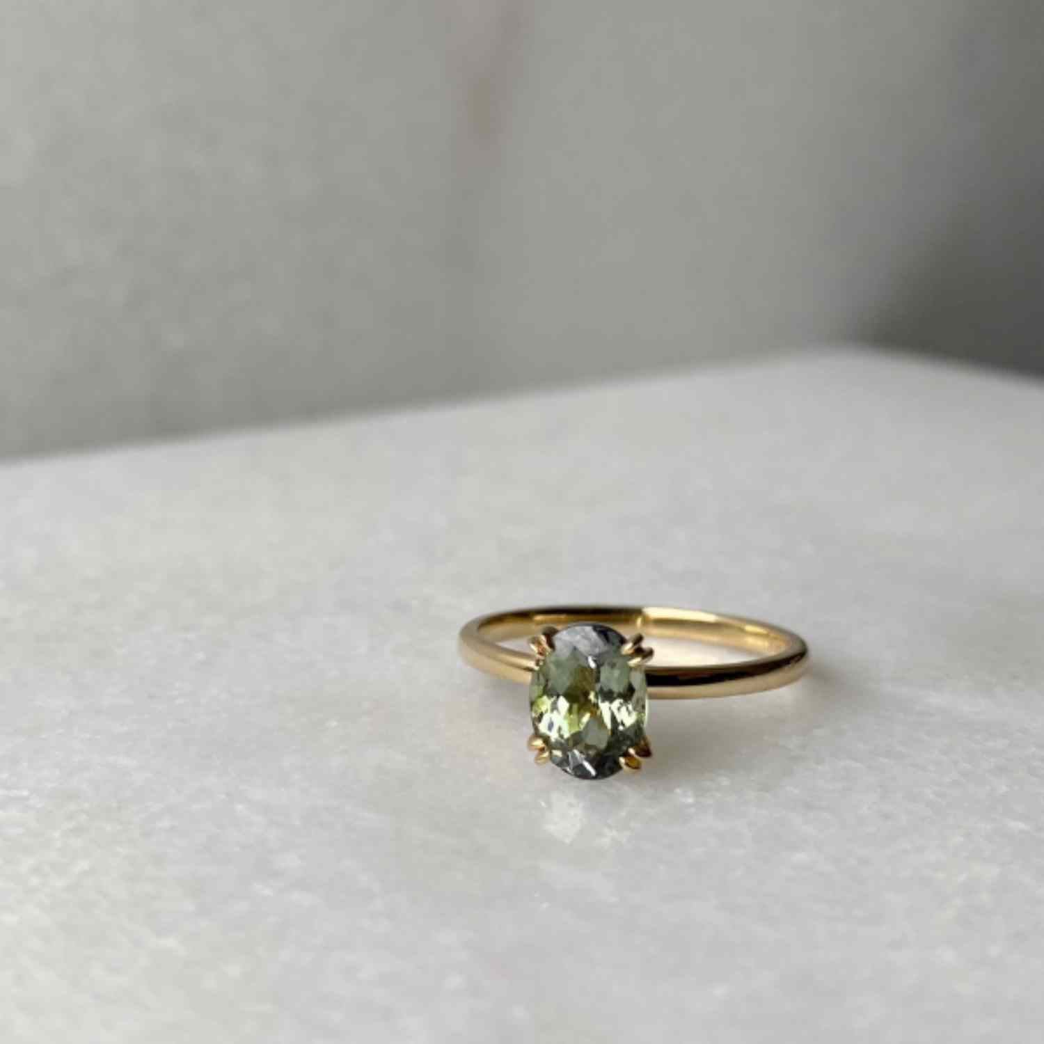 EVELYNE-M 52 SMILODON | Zoisite Moss Green Solitaire - Ring - 18 Karat Gold (ONE OF A KIND)