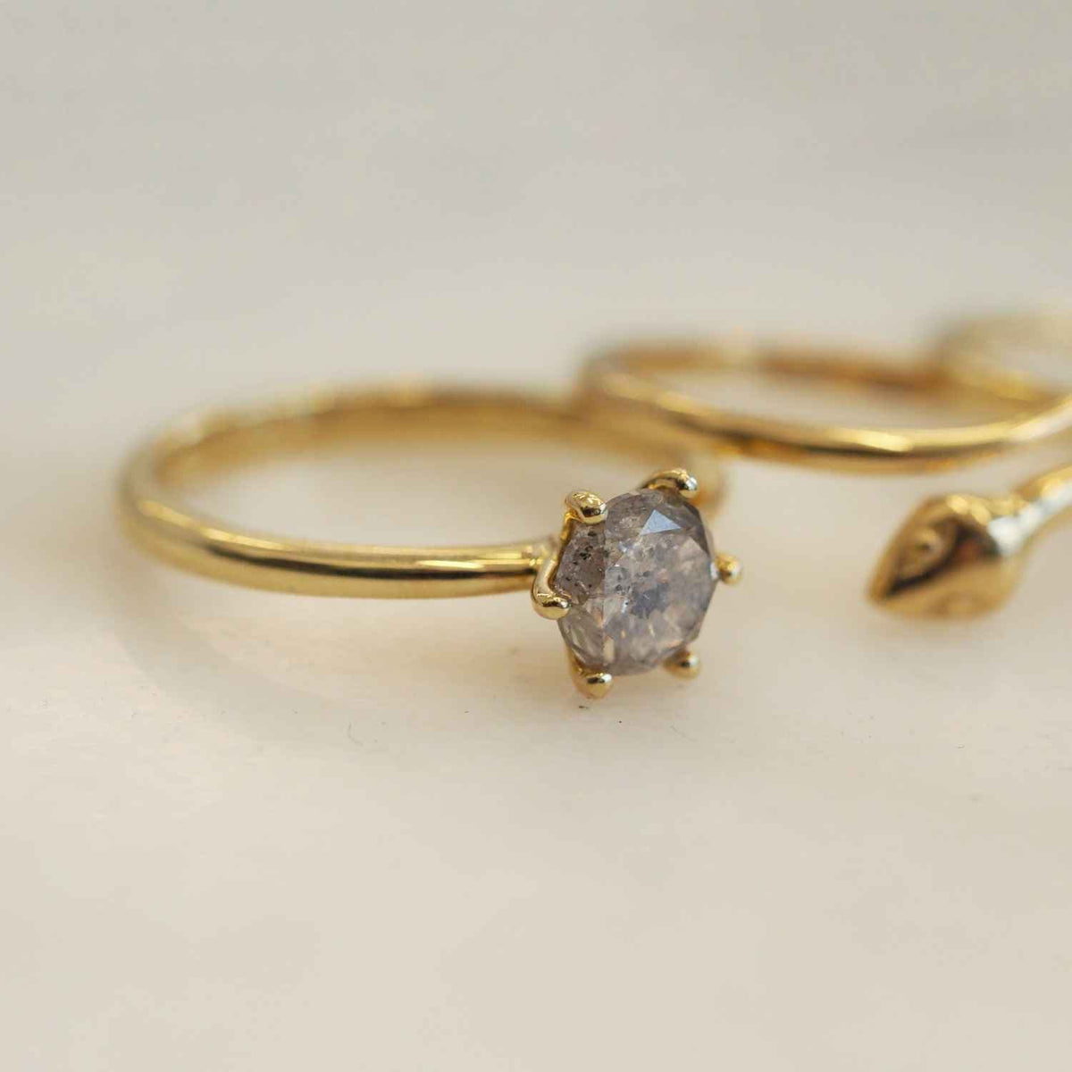 EVELYNE-M 52 SOLITAIRE | BlackGreyBrownish Galaxy Diamond - Ring - 18 Karat Gold (ONE OF A KIND)