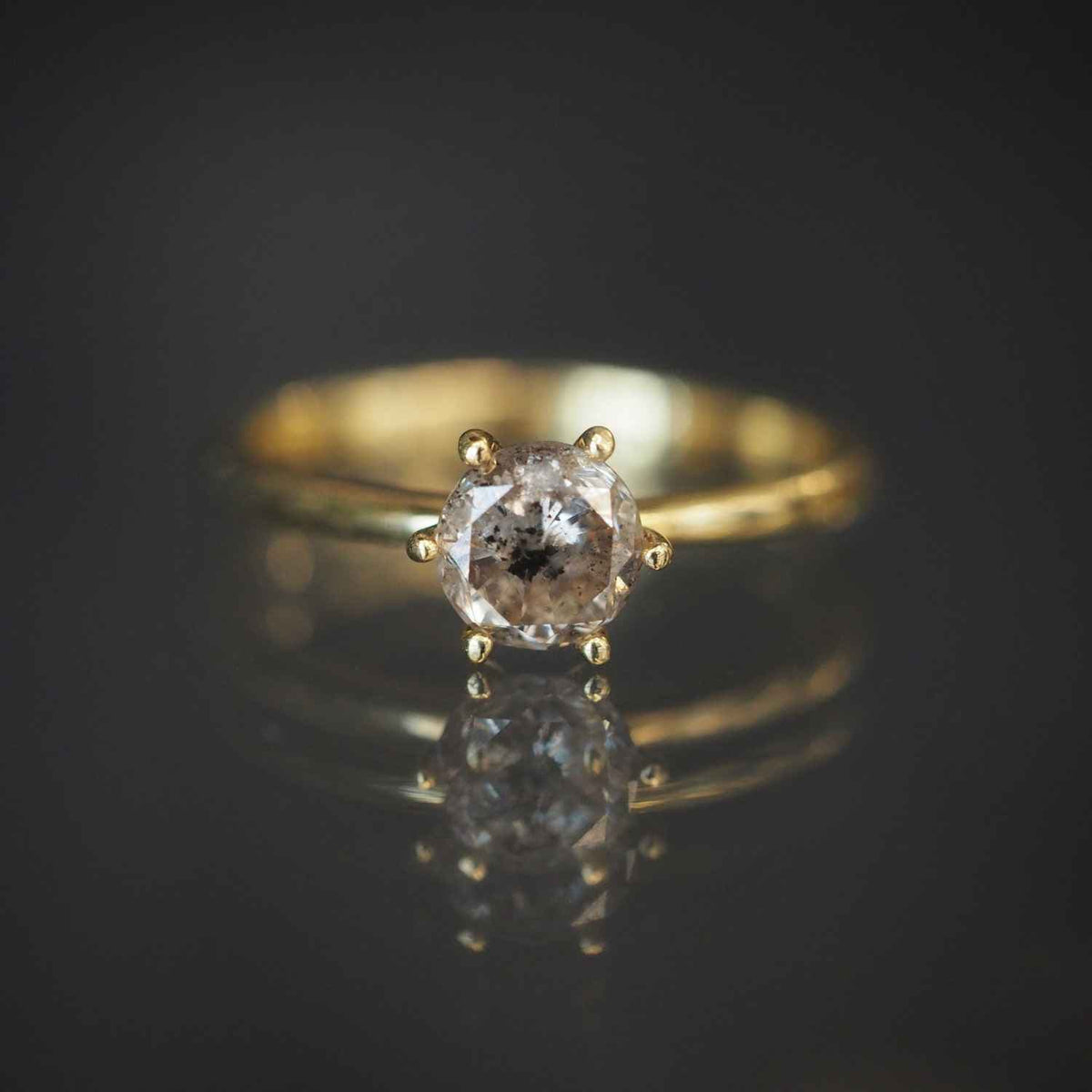 EVELYNE-M 52 SOLITAIRE | BlackGreyBrownish Galaxy Diamond - Ring - 18 Karat Gold (ONE OF A KIND)
