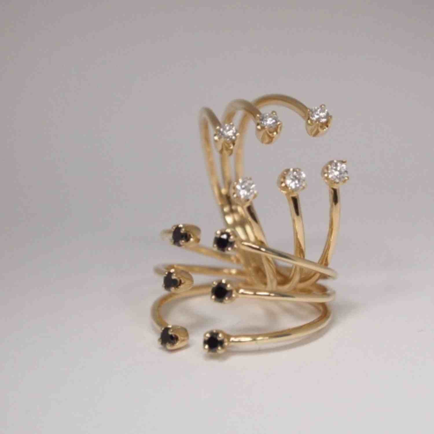 EVELYNE-M SOLITAIRE | Diamond Black Six - Ring - 18 Karat Gold