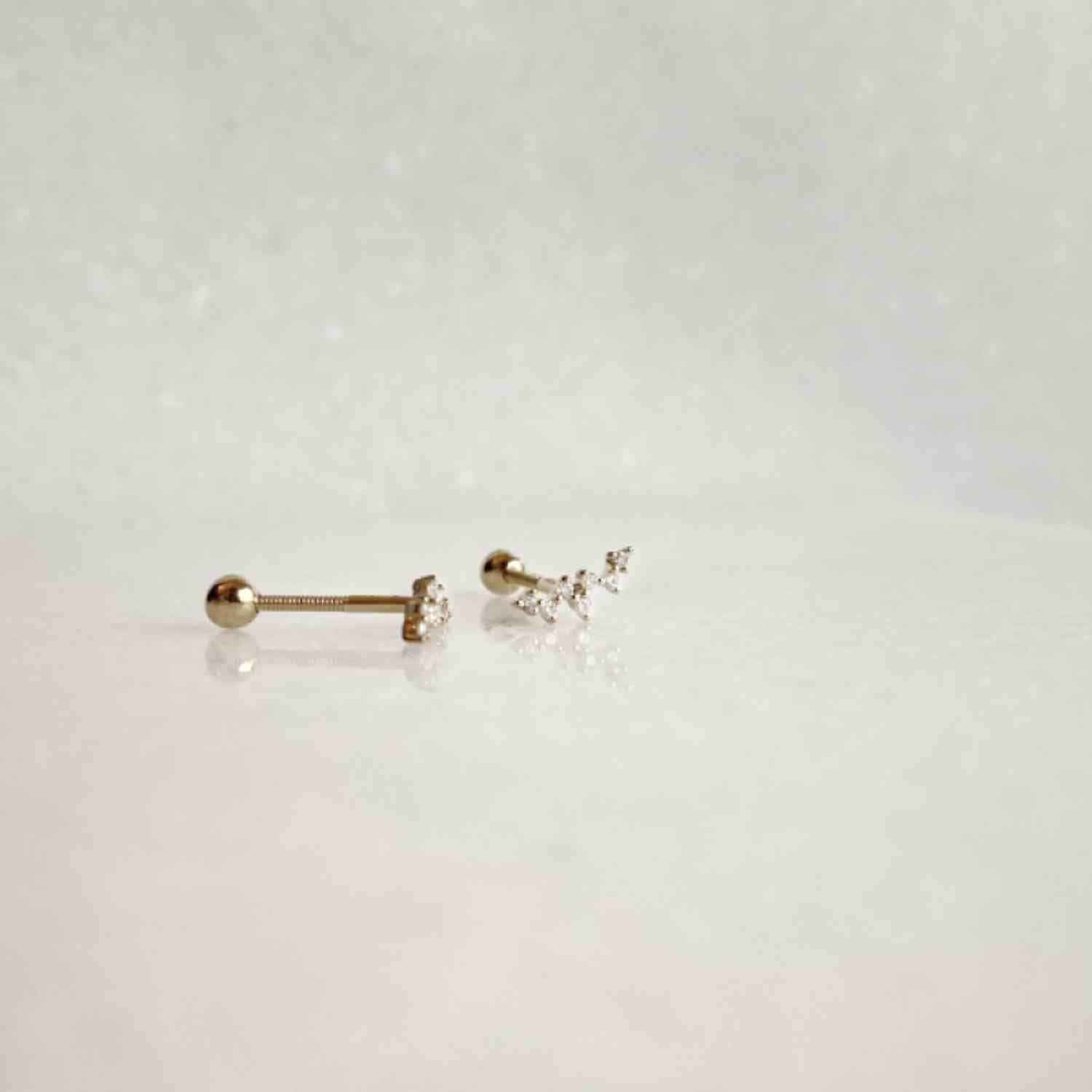 EVELYNE-M SOLITAIRE | Diamond White Curva - Stud Earring - 18 Karat Gold