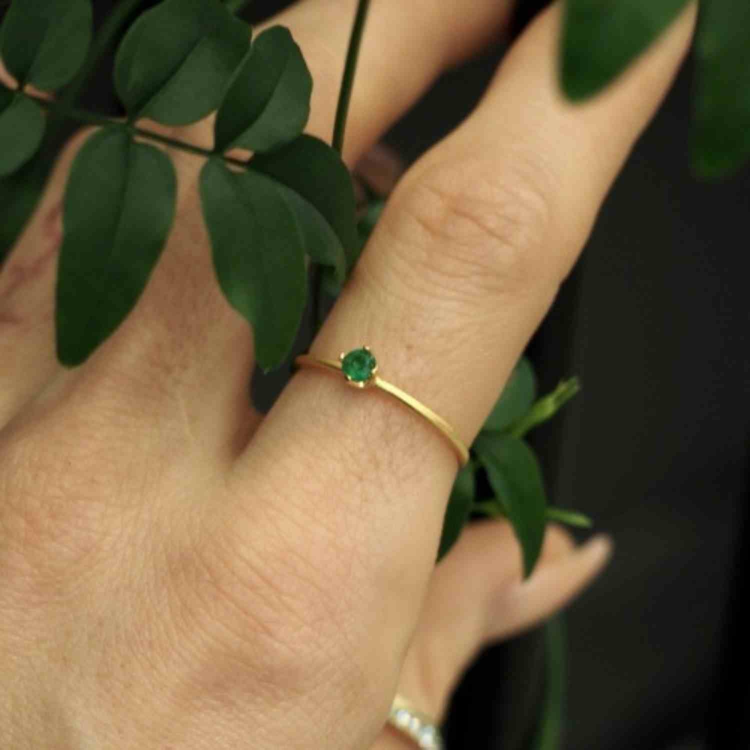 EVELYNE-M SOLITAIRE | Emerald (S) - Ring - Gold