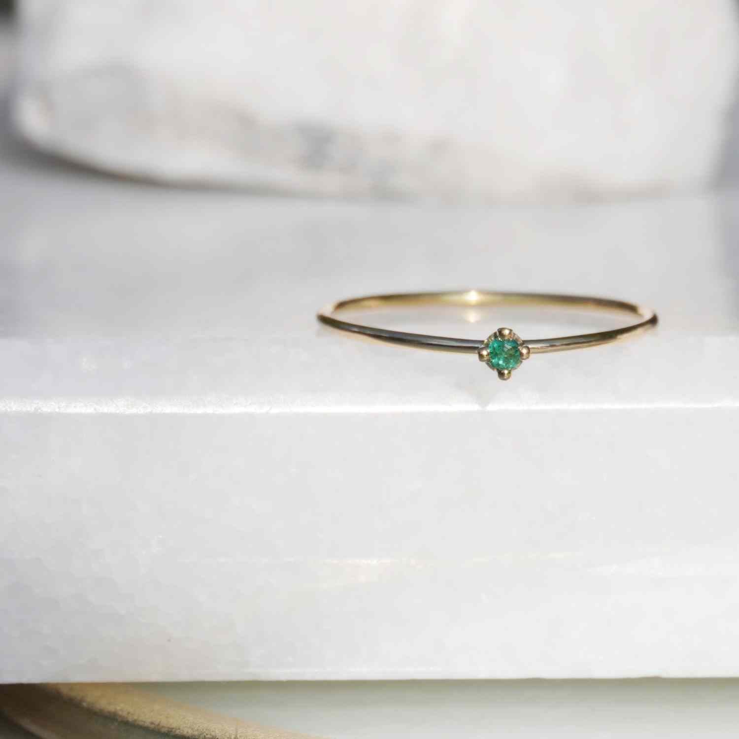 EVELYNE-M SOLITAIRE | Emerald (XXS) - Ring - 18 Karat Gold