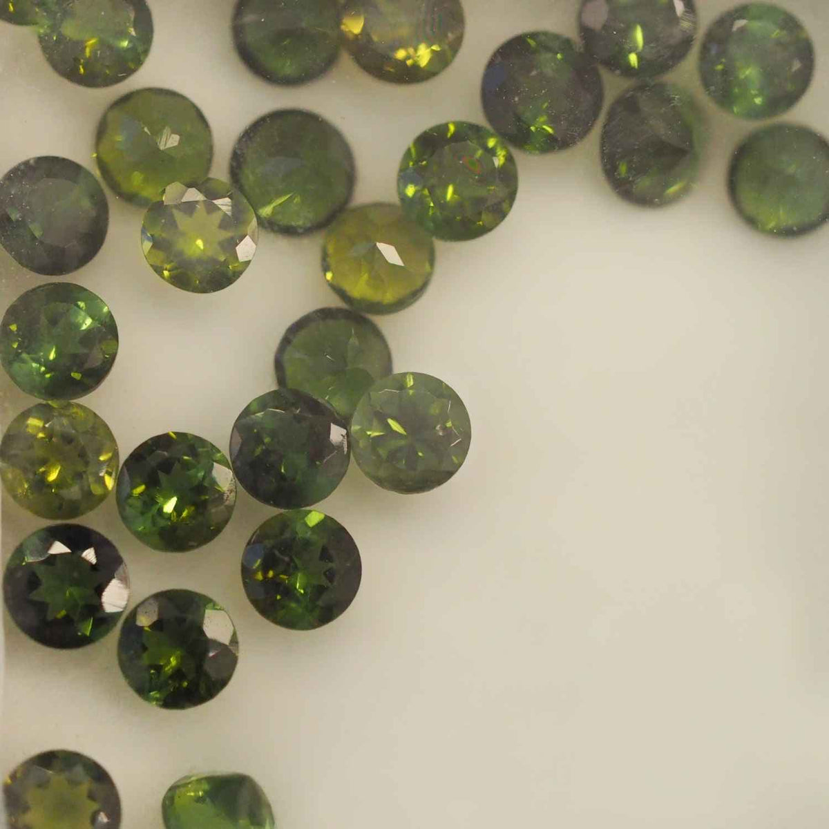 EVELYNE-M SOLITAIRE | Forest Green Tourmaline (S) - Ring - 18 Karat Gold