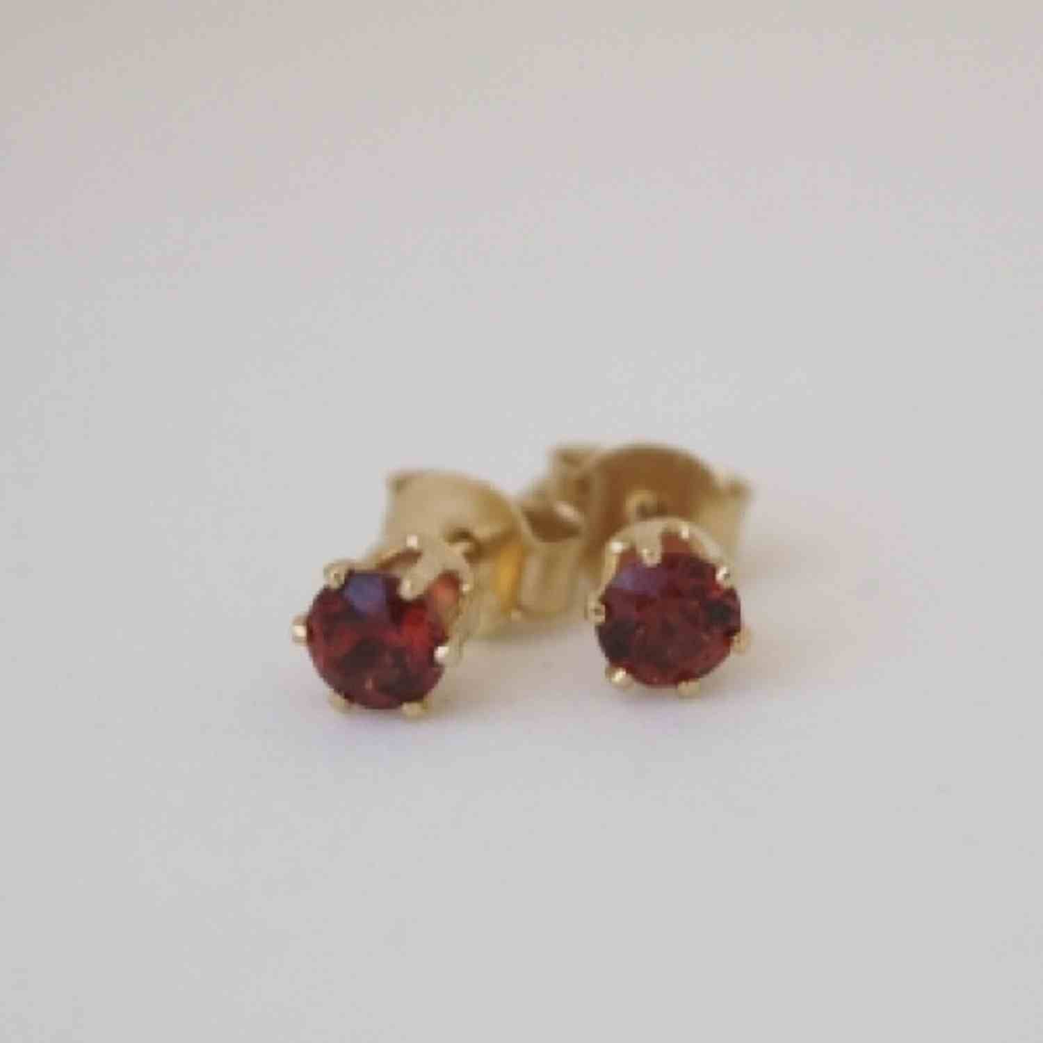 EVELYNE-M SOLITAIRE | Garnet (M) - Stud Earring - Gold