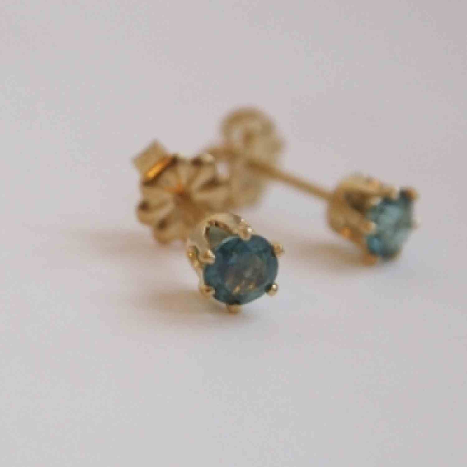 EVELYNE-M SOLITAIRE | Green Topaz (M) - Stud Earring - Gold